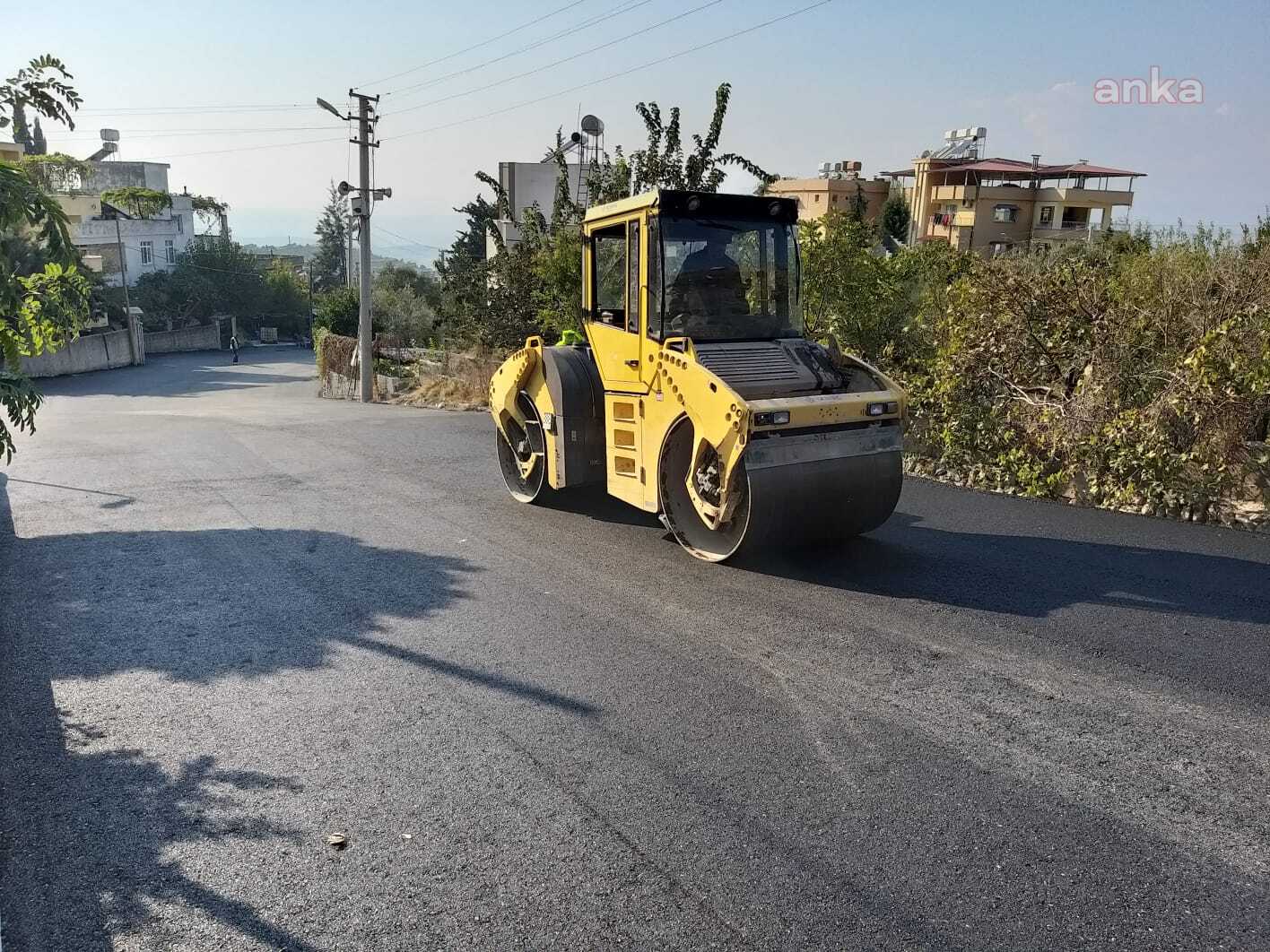 HATAY'DA  YIPRANAN YOLLAR ASFALTLANIYOR