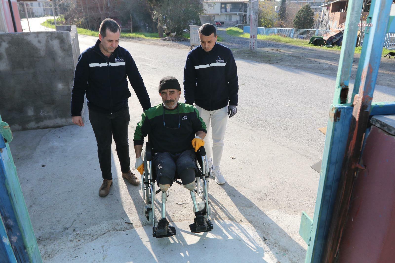 Bayraklı Belediyesi'nden engelli vatandaşlara tekerlekli sandalye desteği