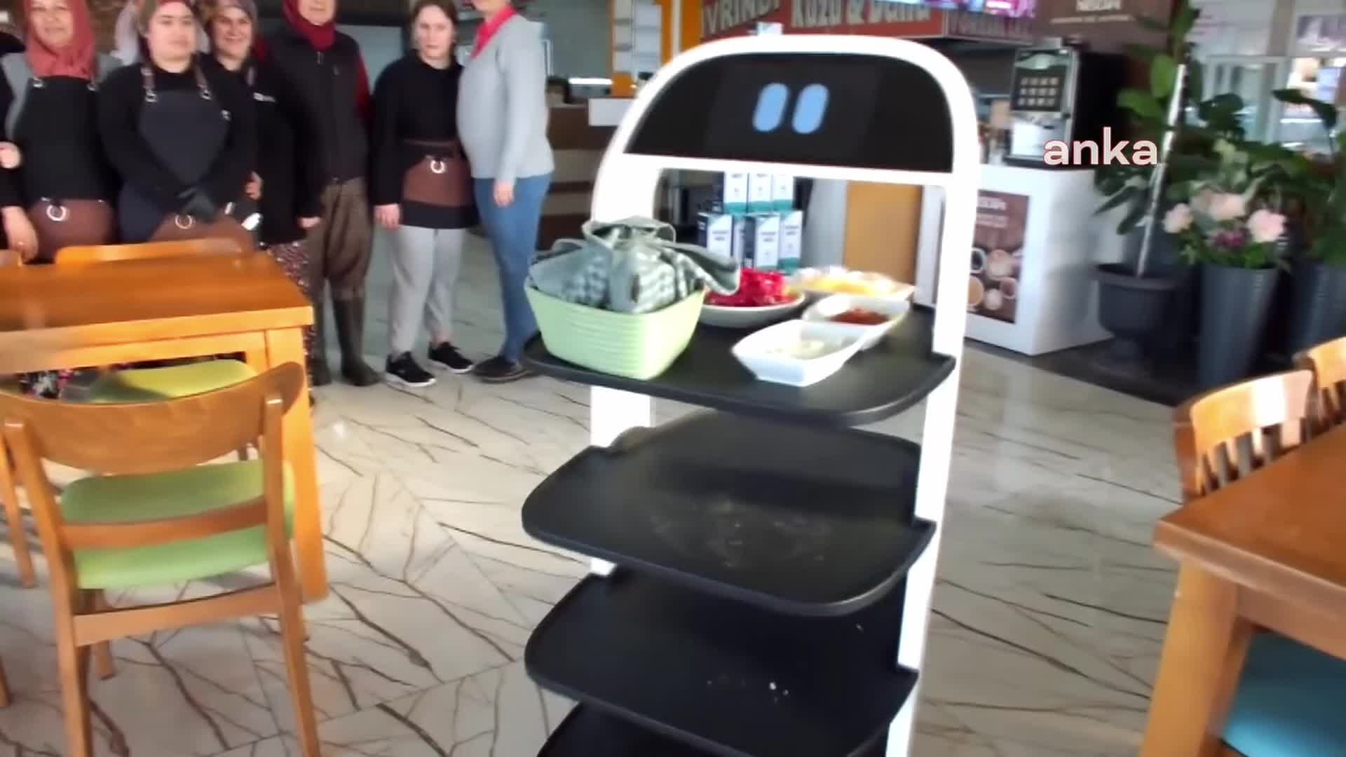 Balıkesir'de bir köftecide robot garson dönemi başladı