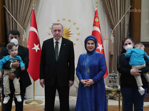 CUMHURBAŞKANI ERDOĞAN, SİYAM İKİZLERİ DERMAN VE YİĞİT EVRENSEL’İ KABUL ETTİ