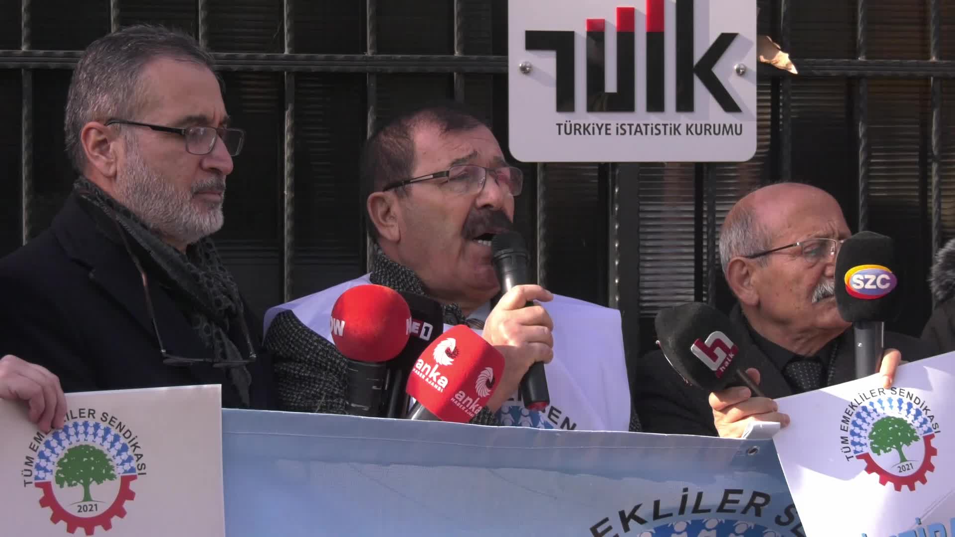 Emeklilerden TÜİK önünde kuru soğan ve bayat ekmekle enflasyon protestosu