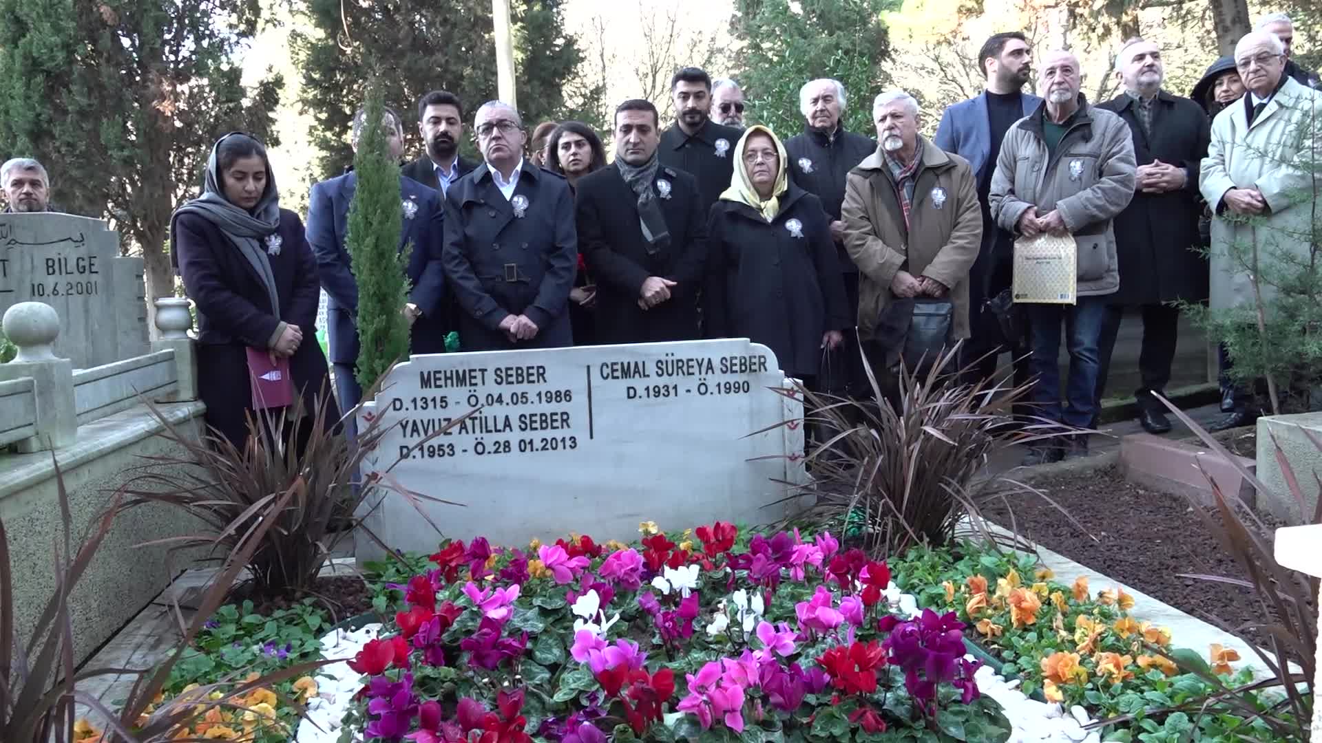 Cemal Süreya ölümünün 35'inci yılında kabri başında kır çiçekleriyle anıldı