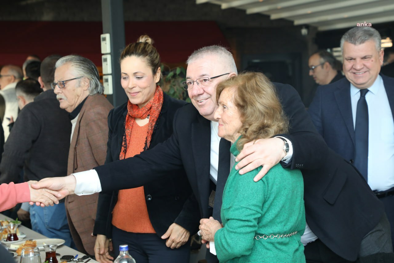 Edremit Belediye Başkanı Ertaş, gazetecilerle bir araya geldi