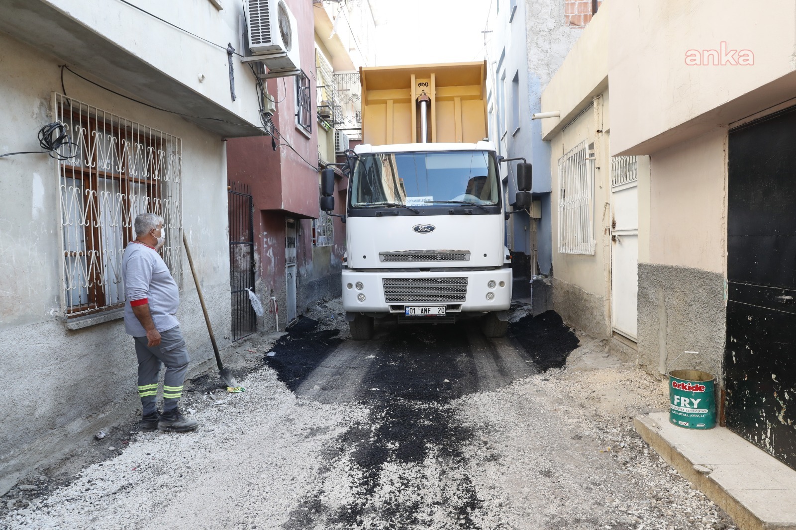 SEYHAN'DA 96 MAHALLEDE SOKAKLAR ELDEN GEÇİRİLİYOR
