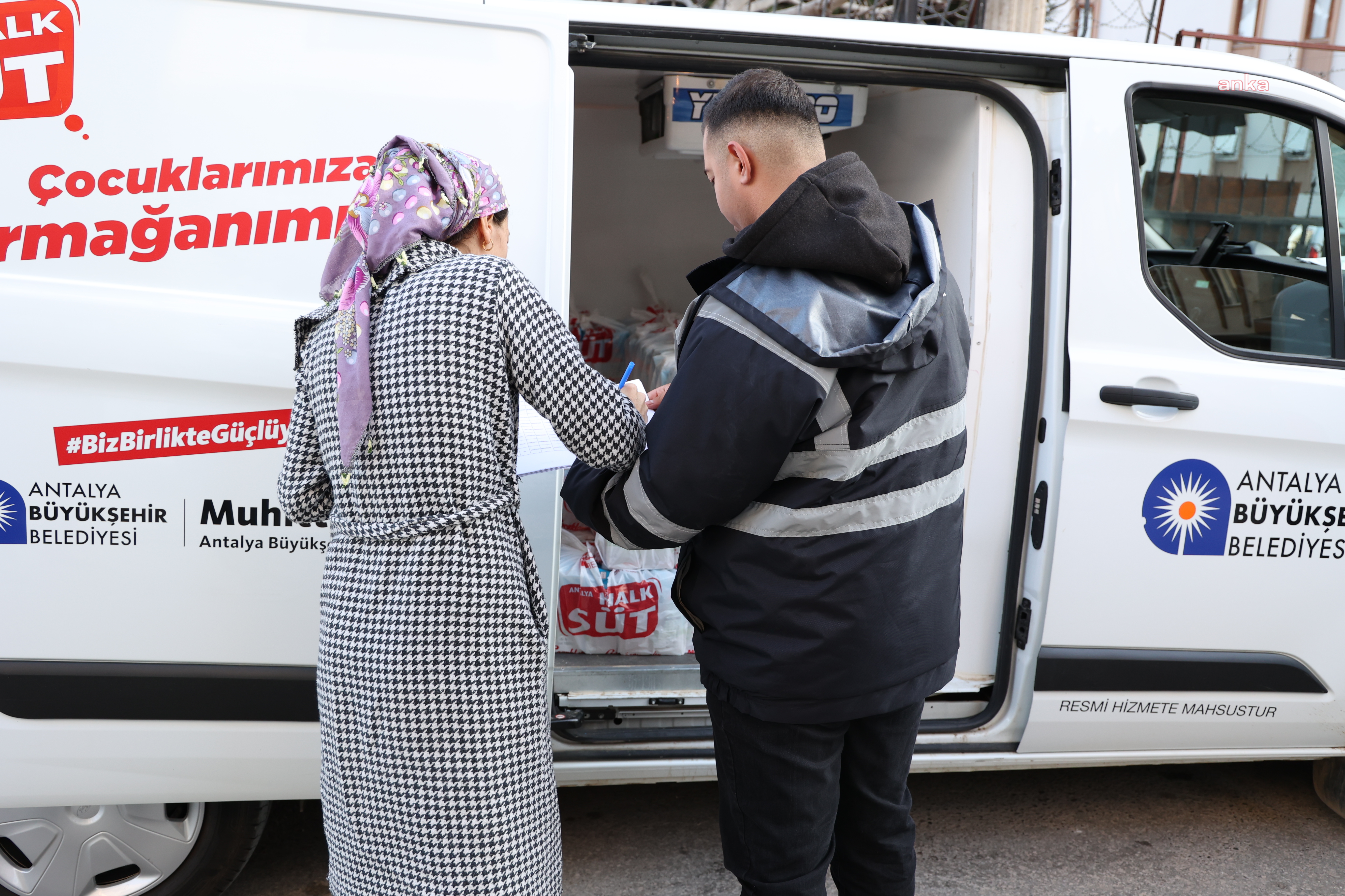 Antalya Büyükşehir Belediyesi'nin "Halk Süt" ve "Halk Mama" projelerinden 2024 yılında binlerce çocuk yararlandı