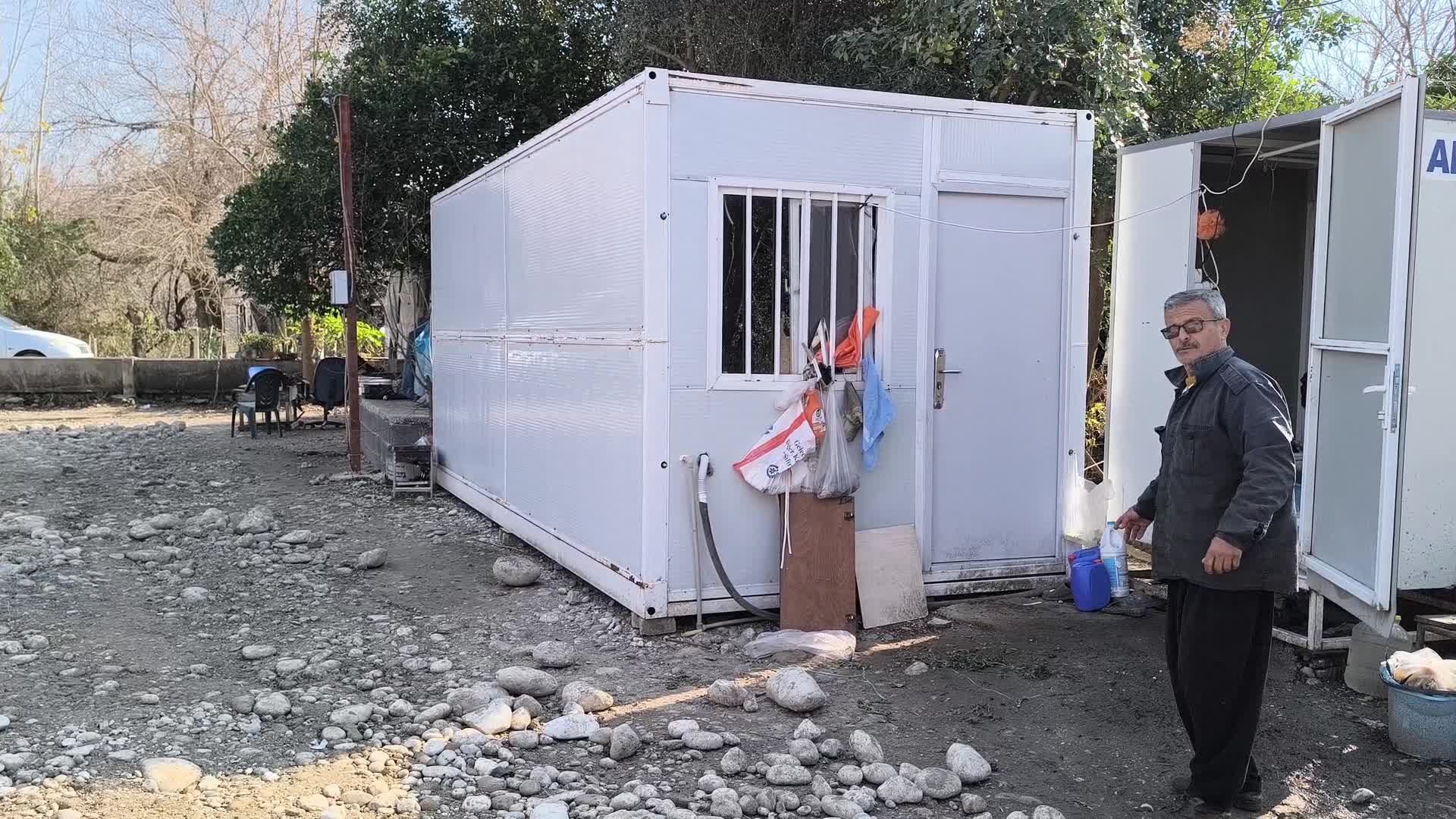 Konteynerde yaşayan depremzede: "Biz evimizin yapılmasını istiyoruz, iki yıldan beri ben burada yağmurda çamurda sürünüyorum"