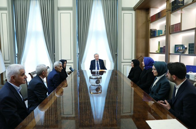 Cumhurbaşkanı Erdoğan, yakınları PKK’lı teröristlerce katledilen aileler ile görüştü