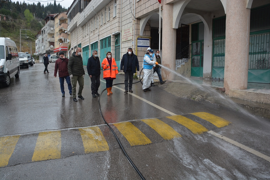 İZMİT BELEDİYESİ, SON 1 HAFTADA 450 KM YOLU DEZENFEKTE ETTİ