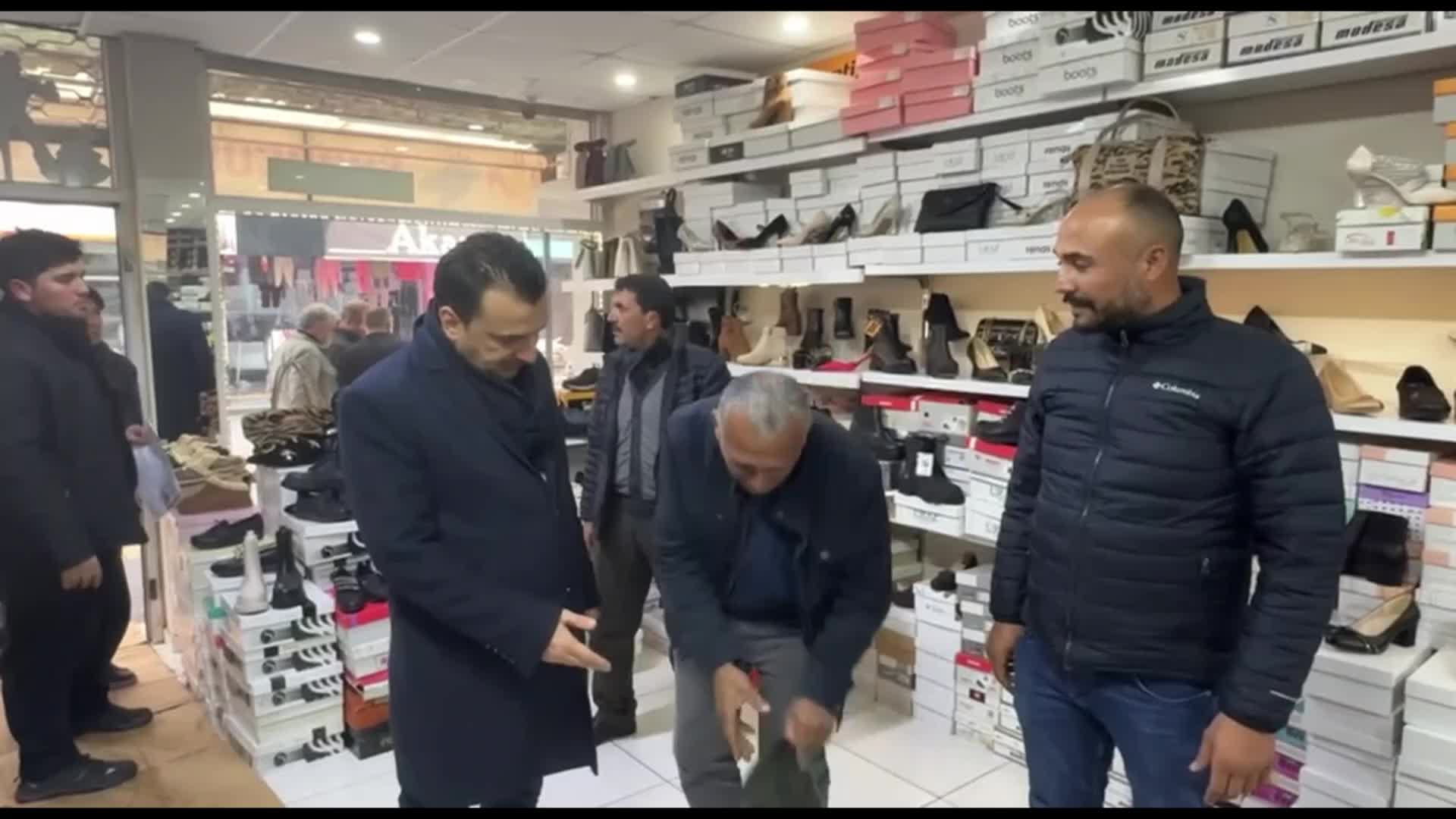 Manisalı çiftçi CHP’li Başevirgen'e dert yandı: "Bir çizme dahi alamıyoruz, yırtık idare ediyoruz"