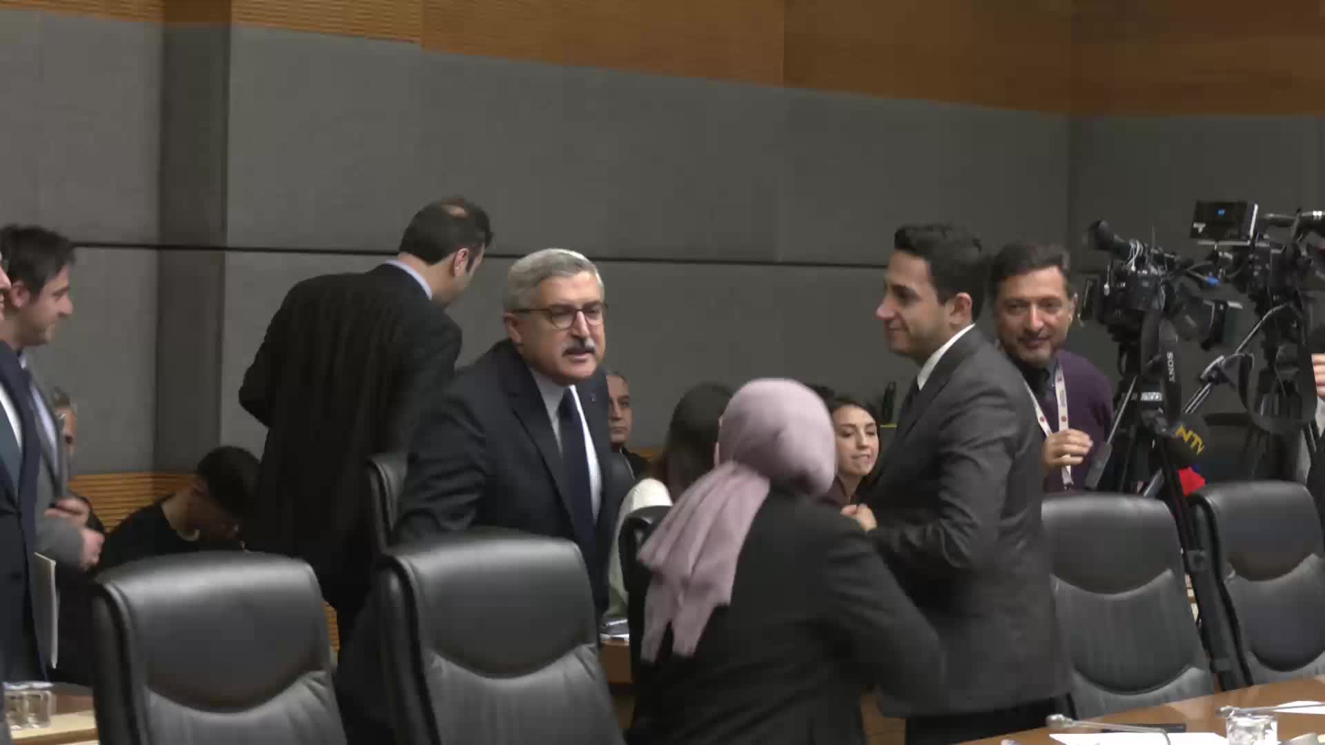 TBMM Dijital Mecralar Komisyonu'nda Netflix temsilcileri sunum yaptı... CHP'li Özkan: "Bizim hikayelerimizden para kazanıyorsunuz, sizden önce de film çekmeyi biliyorduk"