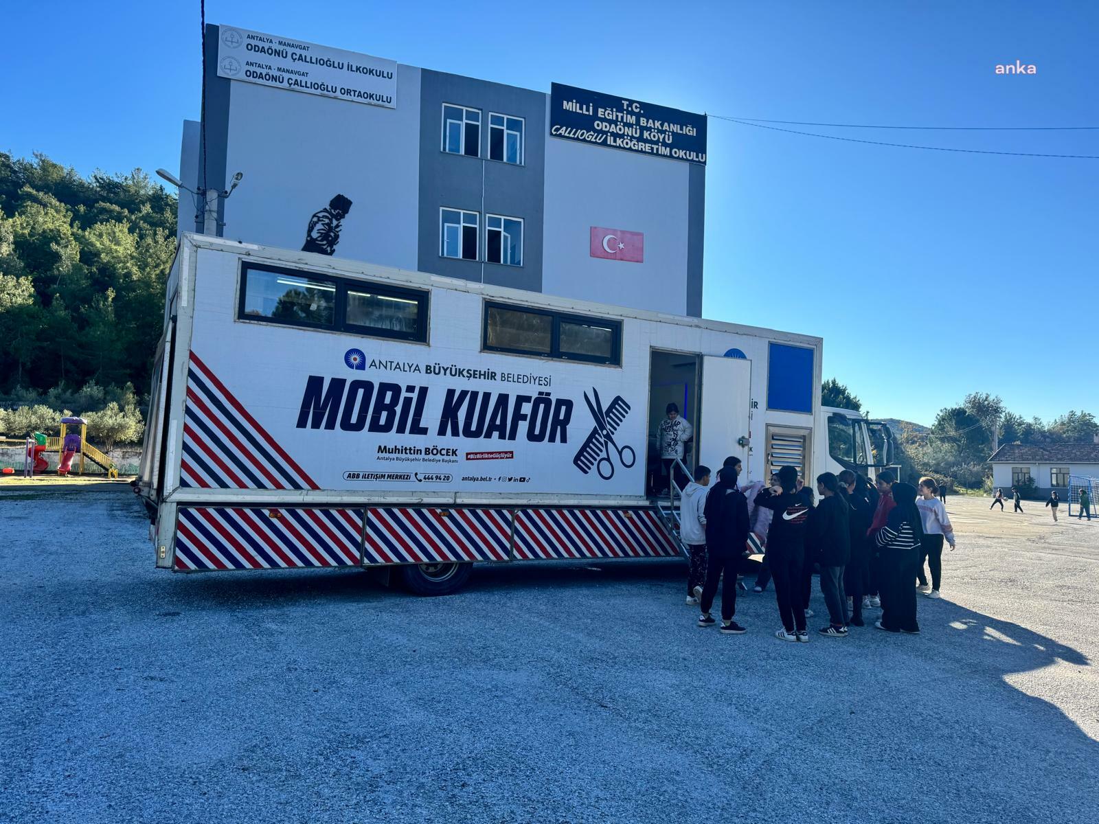 Antalya Büyükşehir Belediyesi’nden öğrencilere mobil kuaför hizmeti