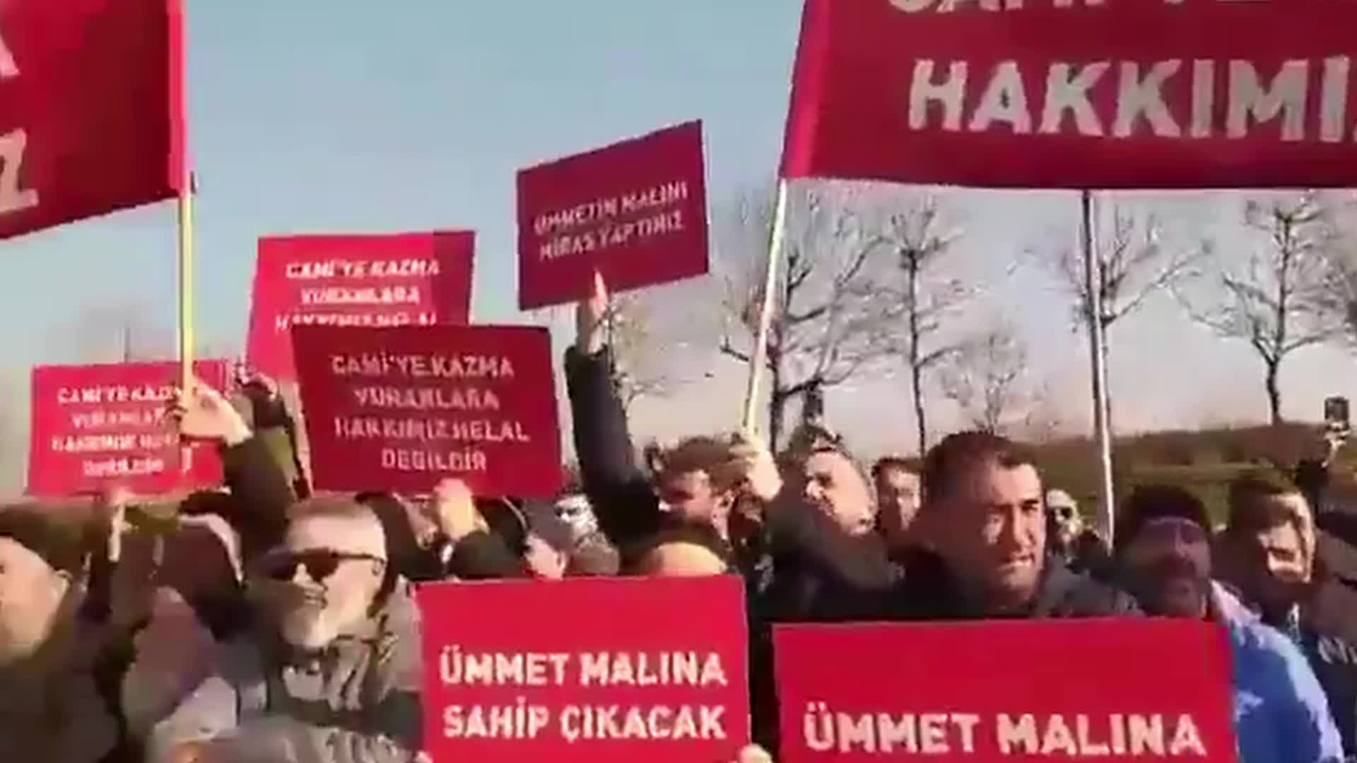 Menzil Cemaati'nde miras kavgası sokak eylemlerine dönüştü