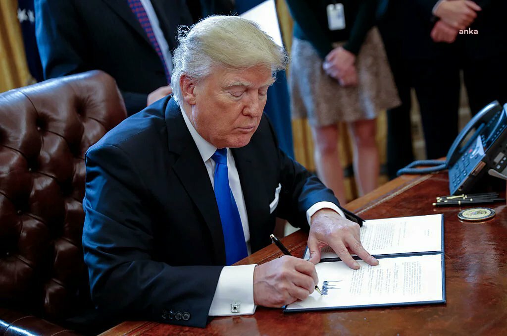 Trump, ABD Başkanlık görevine başlar başlamaz göçmen, sınır, kamu çalışanları ve iklim konularında kararnameler imzaladı