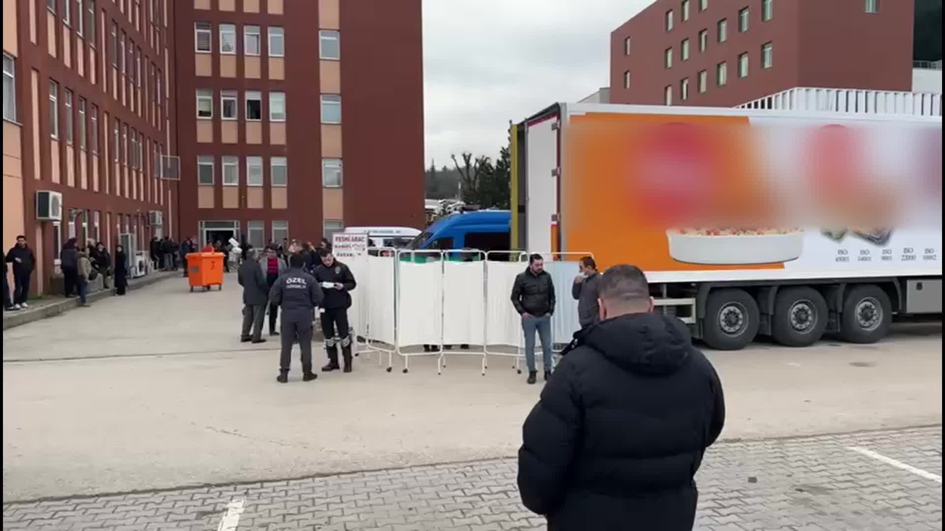 Kartalkaya'da otel yangını faciası... Ölü sayısının artmasından endişe duyuluyor, morg kapasitesinin dolması nedeniyle hastaneye soğuk hava depolu tır getirildi