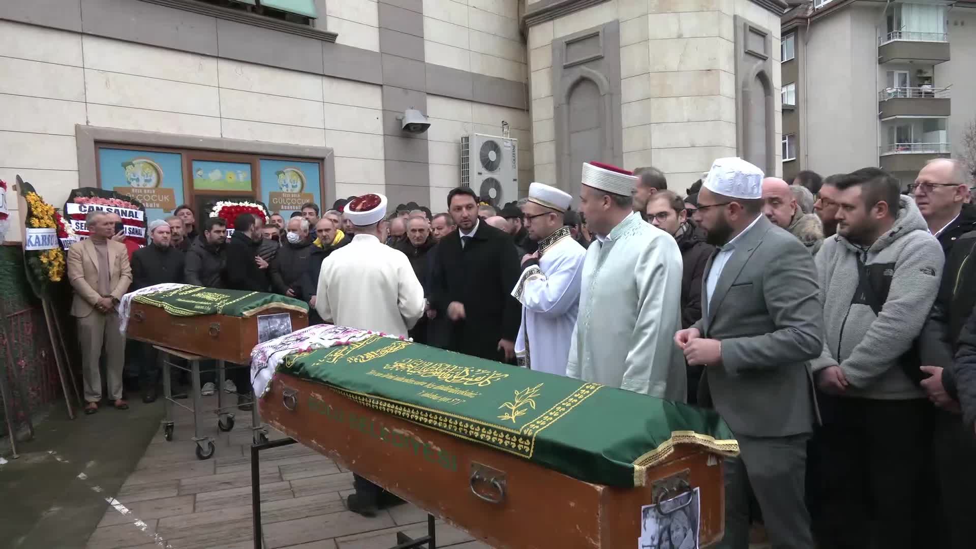 Bolu Belediye Başkanı Tanju Özcan, Kartalkaya'daki yangın faciasında hayatını kaybeden Ceren Yaman Doğan ve kızı Lalin Doğan’ın cenaze namazına katıldı