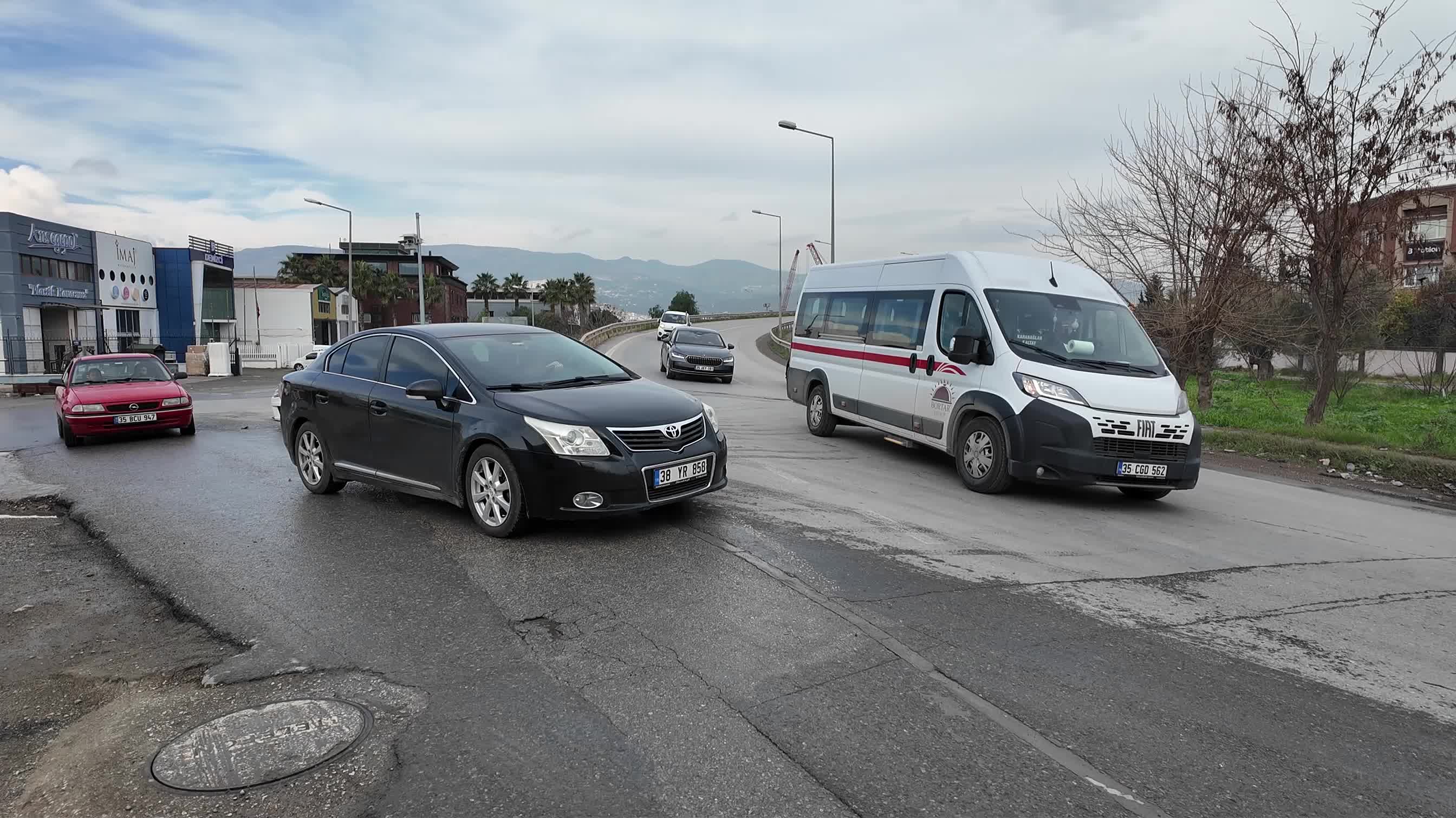 Bornova’da yol yapım çalışmaları devam ediyor: Otogar'a yeni yol