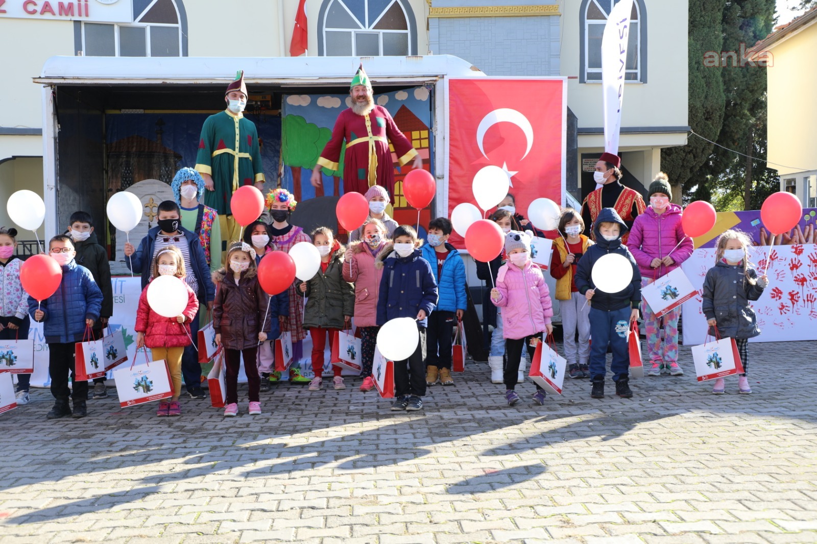 İZMİT BELEDİYESİ, AKMEŞELİ ÇOCUKLARI GÜLÜMSETTİ