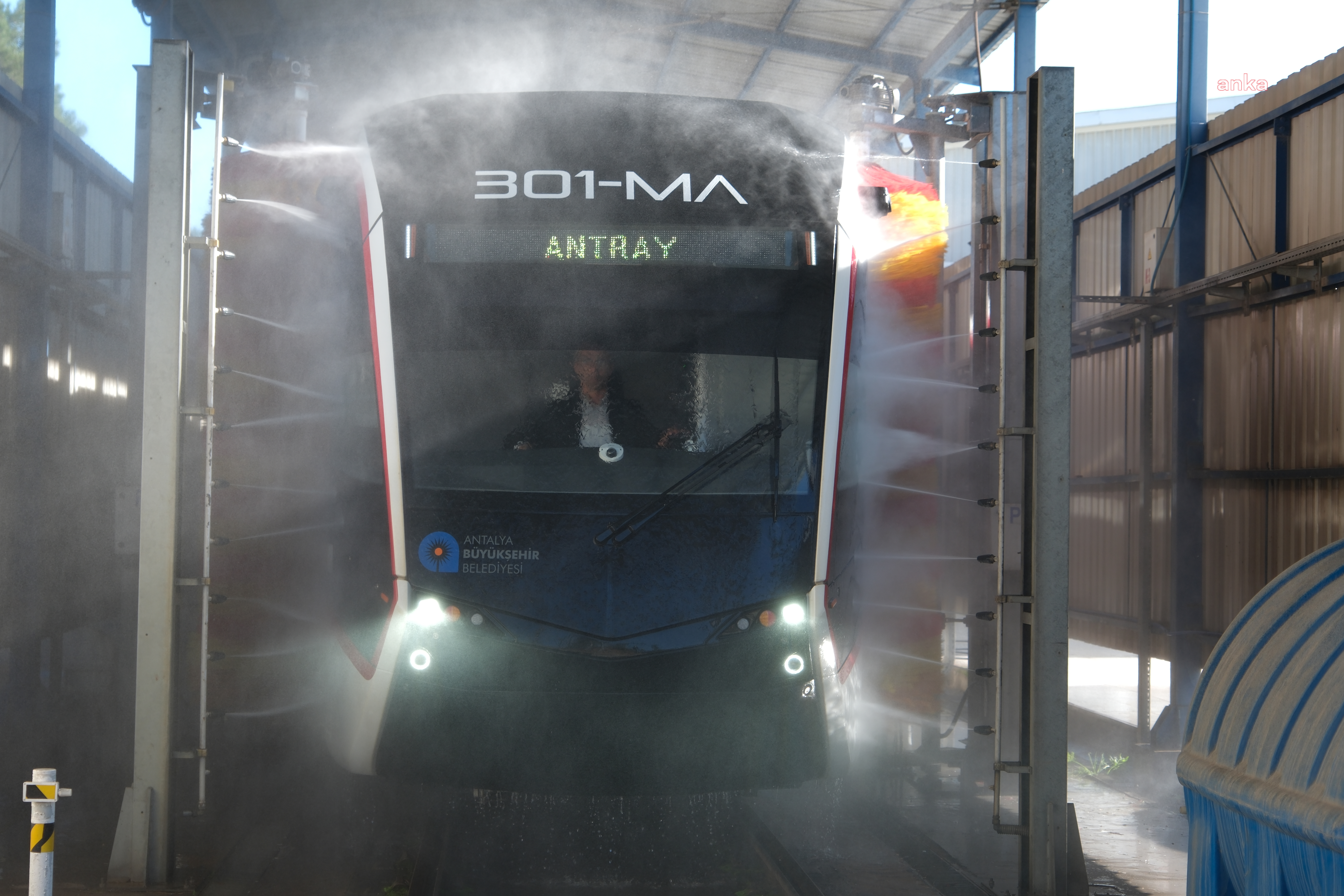 Antalya Büyükşehir Belediyesi, tramvaylarda temizlik ve hijyen çalışmalarını sürdürüyor
