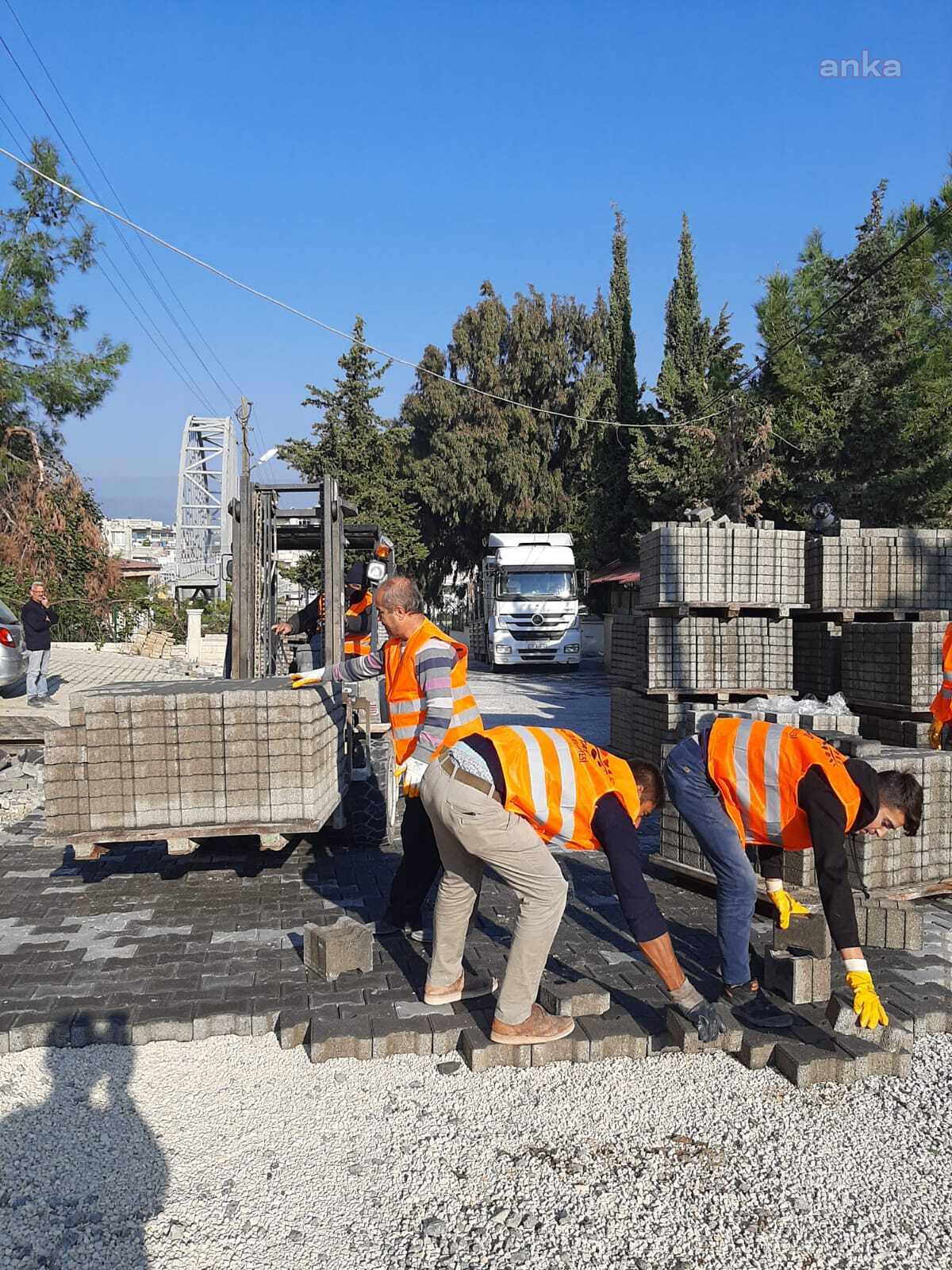 HATAY BÜYÜKŞEHİR BELEDİYESİ’NDEN OKUL YOLUNA PARKE ÇALIŞMASI