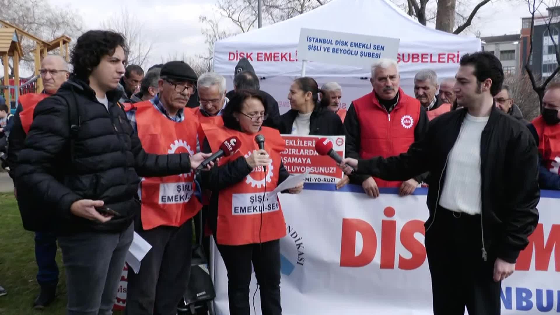 Emeklilerden “çadırlı” ve “küçük tencereli” eylem: “Küçülte küçülte bu kadar oldu. Suyu kaynatıp çocuklarımıza çorba diye bunu içireceğiz”
