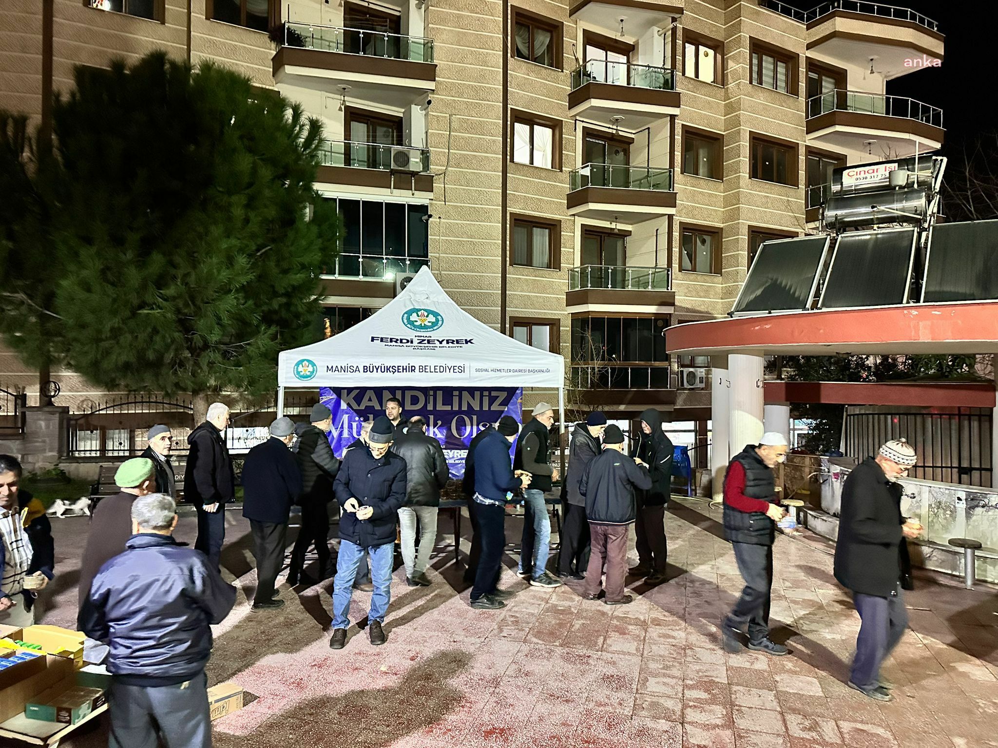 Manisa Büyükşehir Belediyesi'nden Miraç Kandili'nde vatandaşlara irmik helvası ikramı