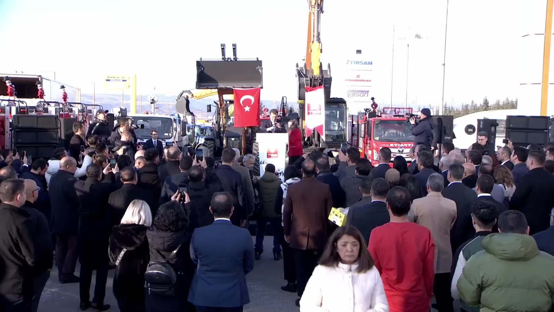 TBB'den araç hibe dağıtımı... Ekrem İmamoğlu: "Siyasi parti ayrımı yapmaksızın, dengeli bir biçimde ülkenin her noktasına araç dağıtımını yapıyoruz"