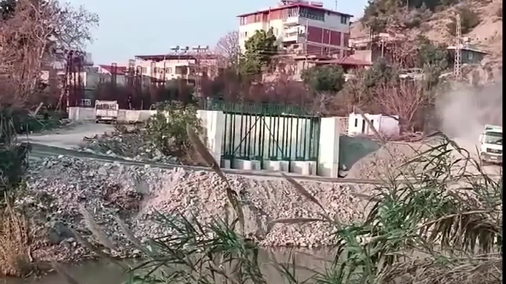 Hatay'ın Samandağ ilçesine bağlı Çöğürlü Mahallesi Muhtarı Kıymet Doğru, Samandağ Belediyesinin Asi Nehri'ne moloz döktüğünü öne sürdü