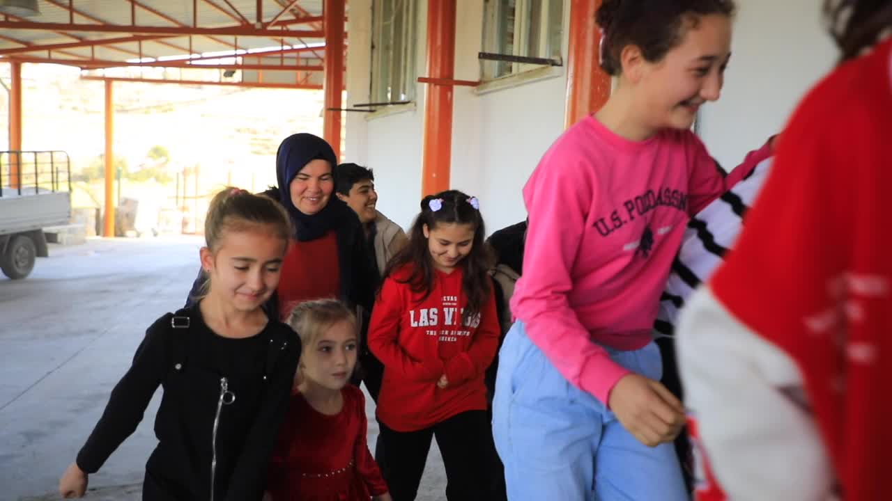 Muğla Büyükşehir Belediyesi'nden kırsalda yaşayan çocuklara kitap desteği
