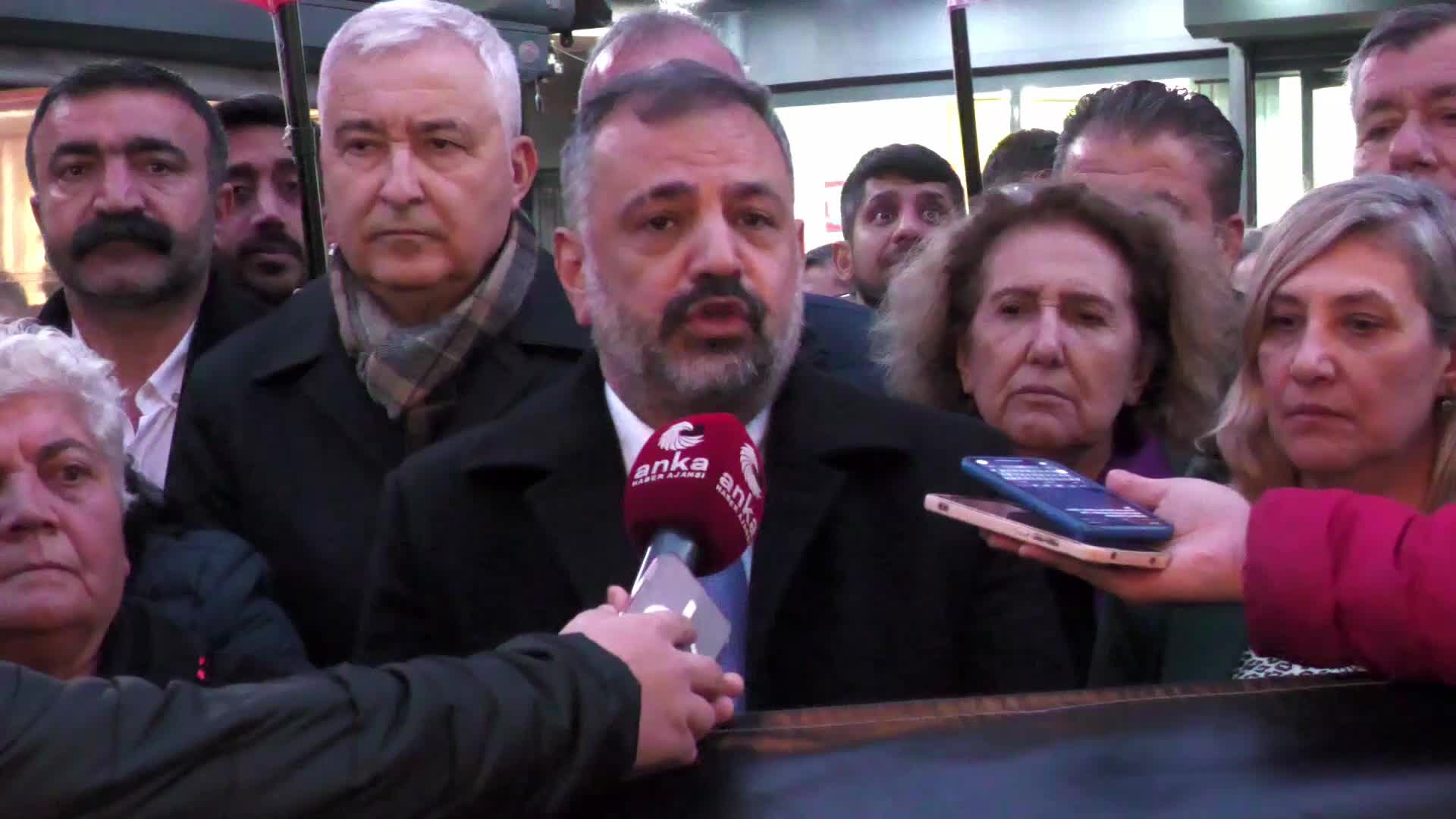 İzmir'de CHP Örgütlerinden gazetecilerin gözaltına alınmasına tepki... Aslanoğlu: "Özgür basın serbest bırakılana kadar bu mücadelemiz sürecek"
