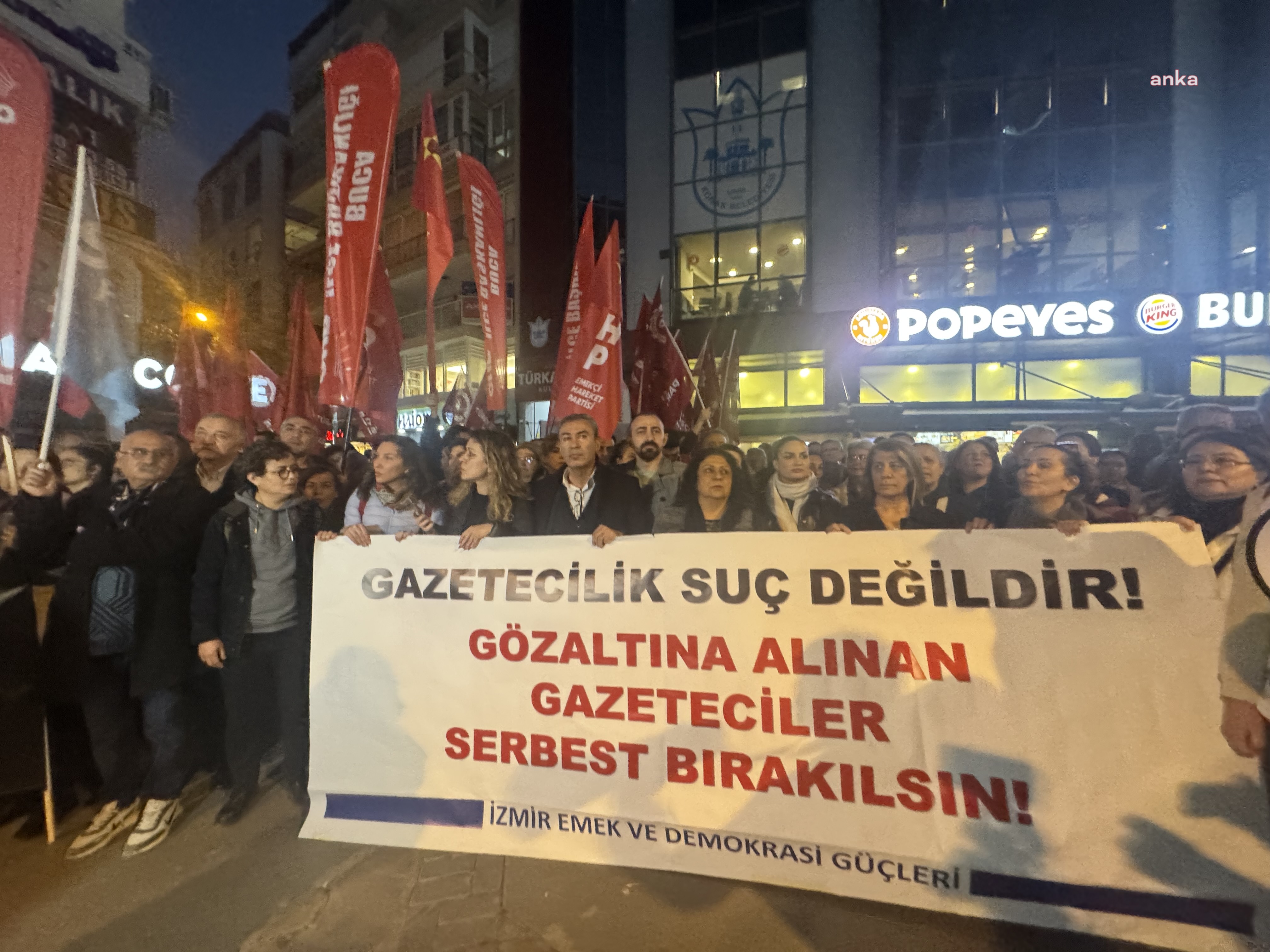 İzmir Emek ve Demokrasi Güçleri bileşenlerinden gazetecilerin gözaltına alınmasına tepki... "Gazetecilik suç değildir, gözaltına alınan gazeteciler serbest bırakılsın"
