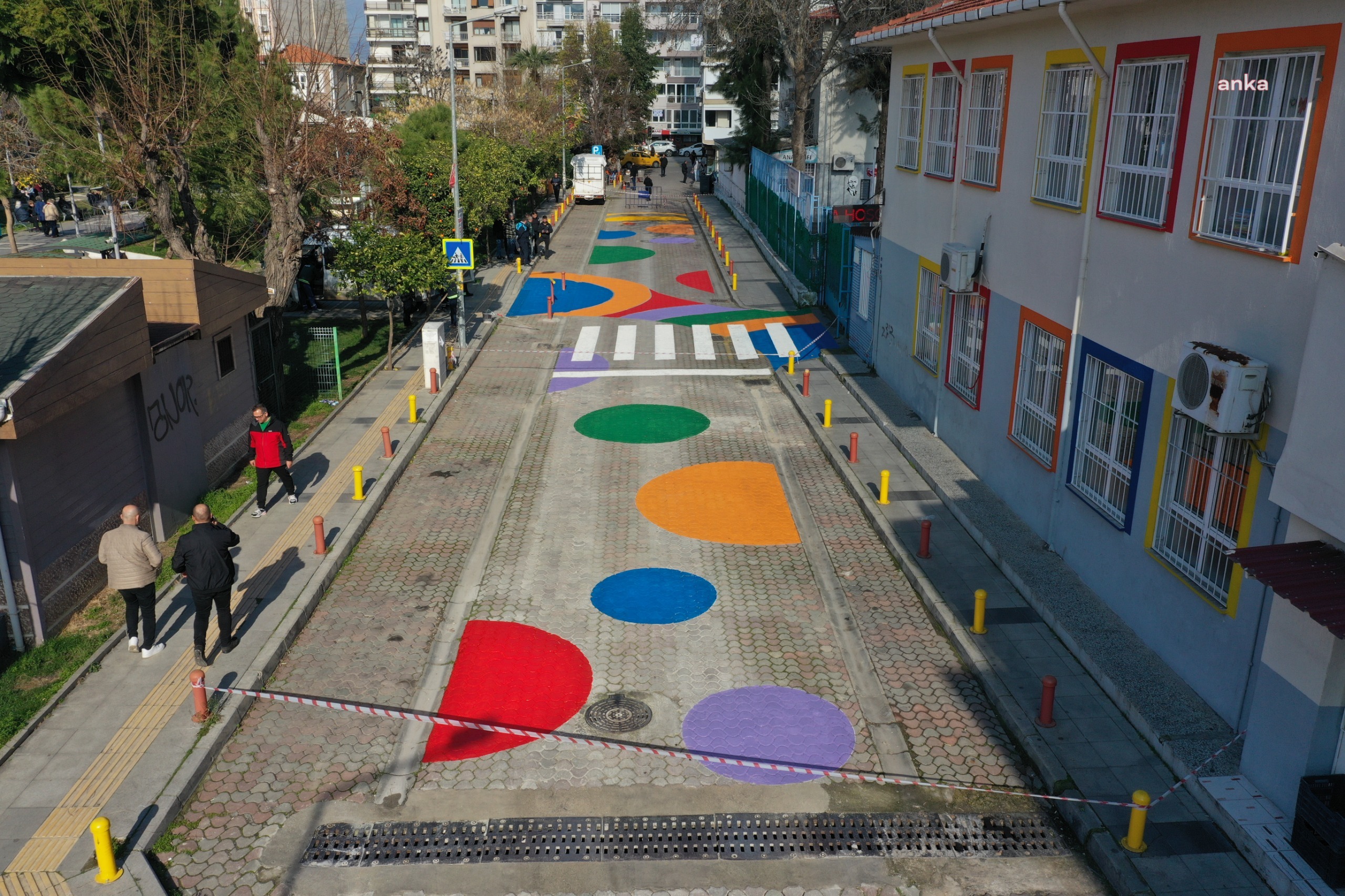 Konak Belediyesi öğrencilerin yaya güvenliği için renkli yol uygulaması başlattı