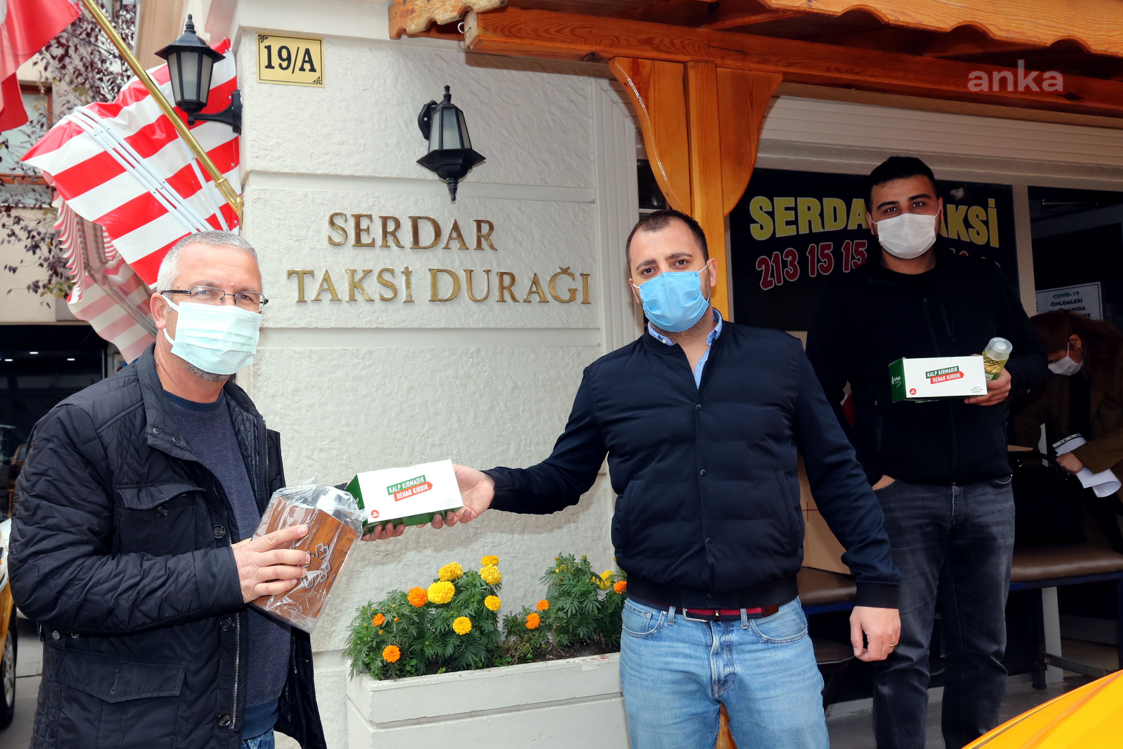 ÇANKAYA BELEDİYESİ TEMİZLİK SETİ DAĞITMAYA BAŞLADI: İLK DAĞITIM NOKTASI TAKSİ DURAKLARI OLDU
