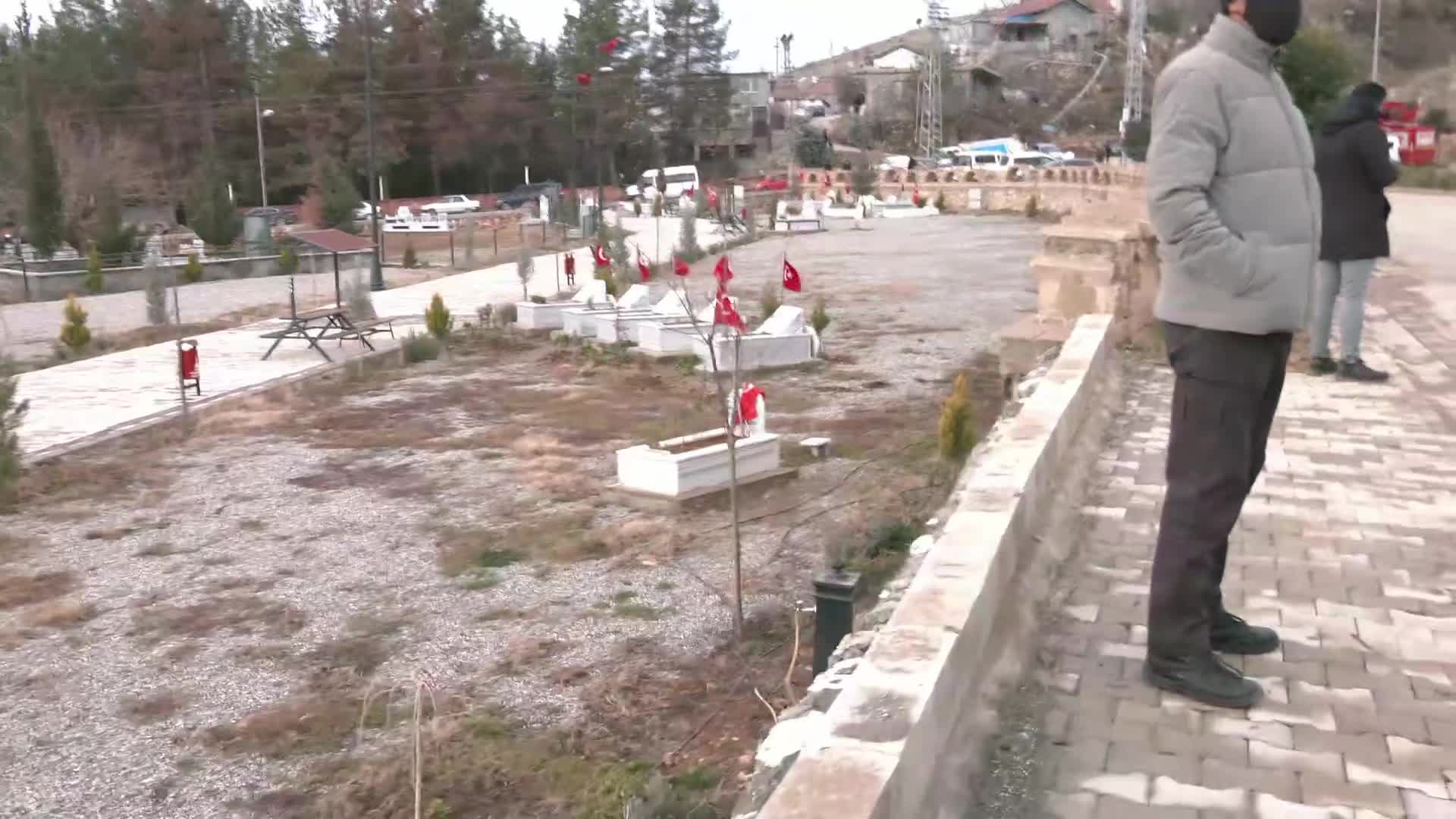 6 Şubat depremlerinin ikinci yılı... Özgür Özel Adıyaman’da, Gölbaşı Deprem Şehitliği‘ni ziyaret etti