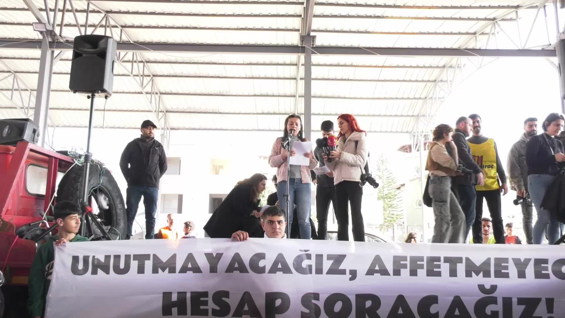 6 Şubat depreminin ikinci yılında Samandağ’da yaşamını yitirenler anıldı: “Unutmak yok, affetmek yok, helalleşmek yok”