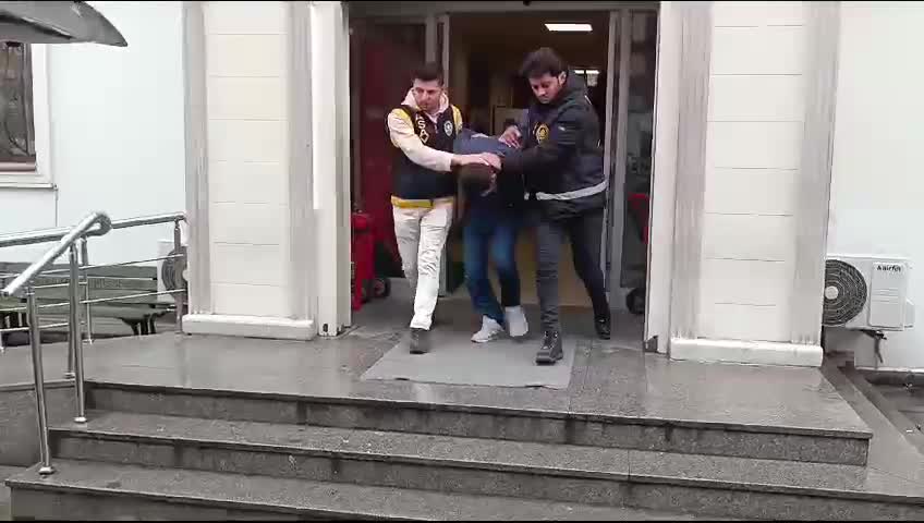 Bağcılar’da 2 polise bıçakla saldıran şüpheli  adliyeye sevk edildi