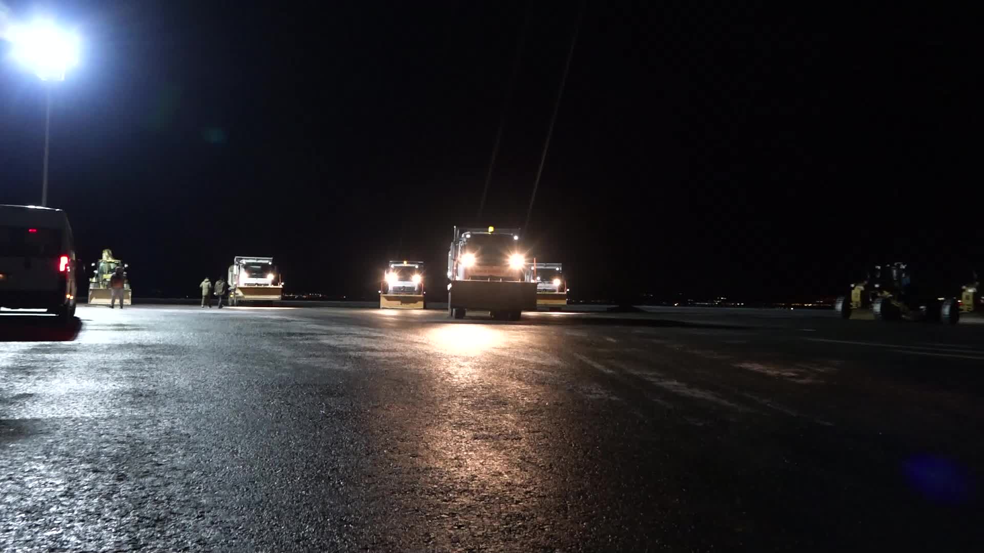 Balıkesir Büyükşehir Belediyesi yoğun kar yağışına karşı 13 ilçede 150 mahalle ve grup yolunu açtı