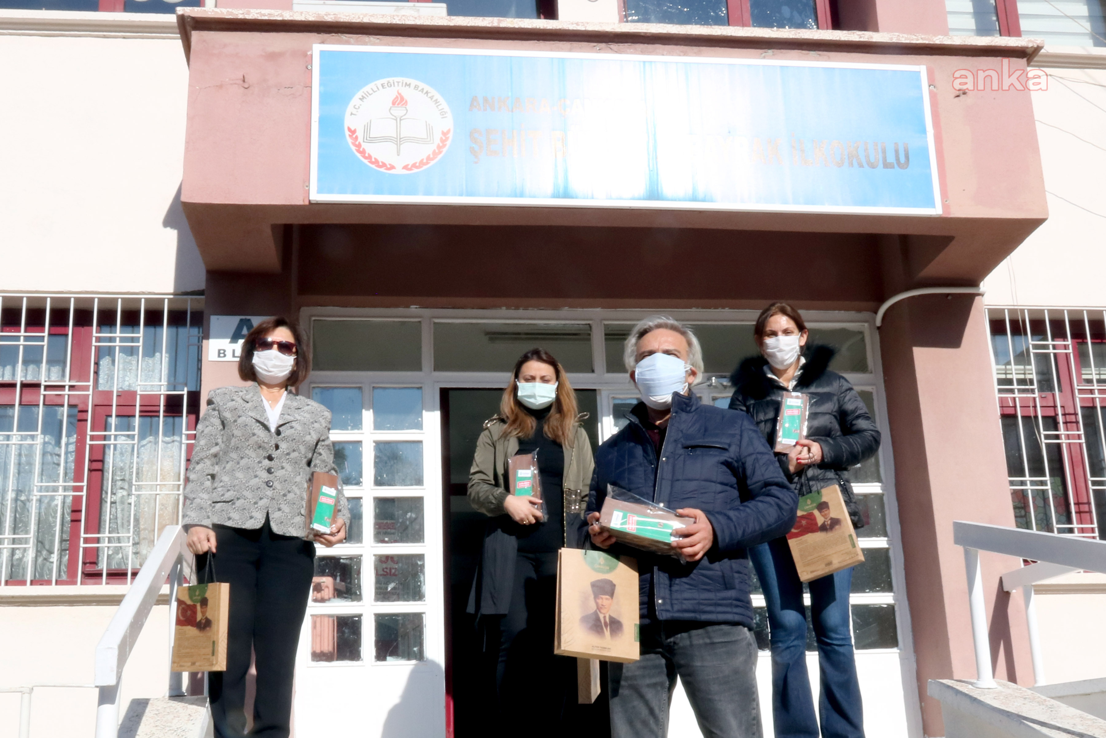 ÇANKAYA BELEDİYESİ'NDEN ÖĞRETMENLERE NUTUK, MASKE KOLONYA HEDİYESİ