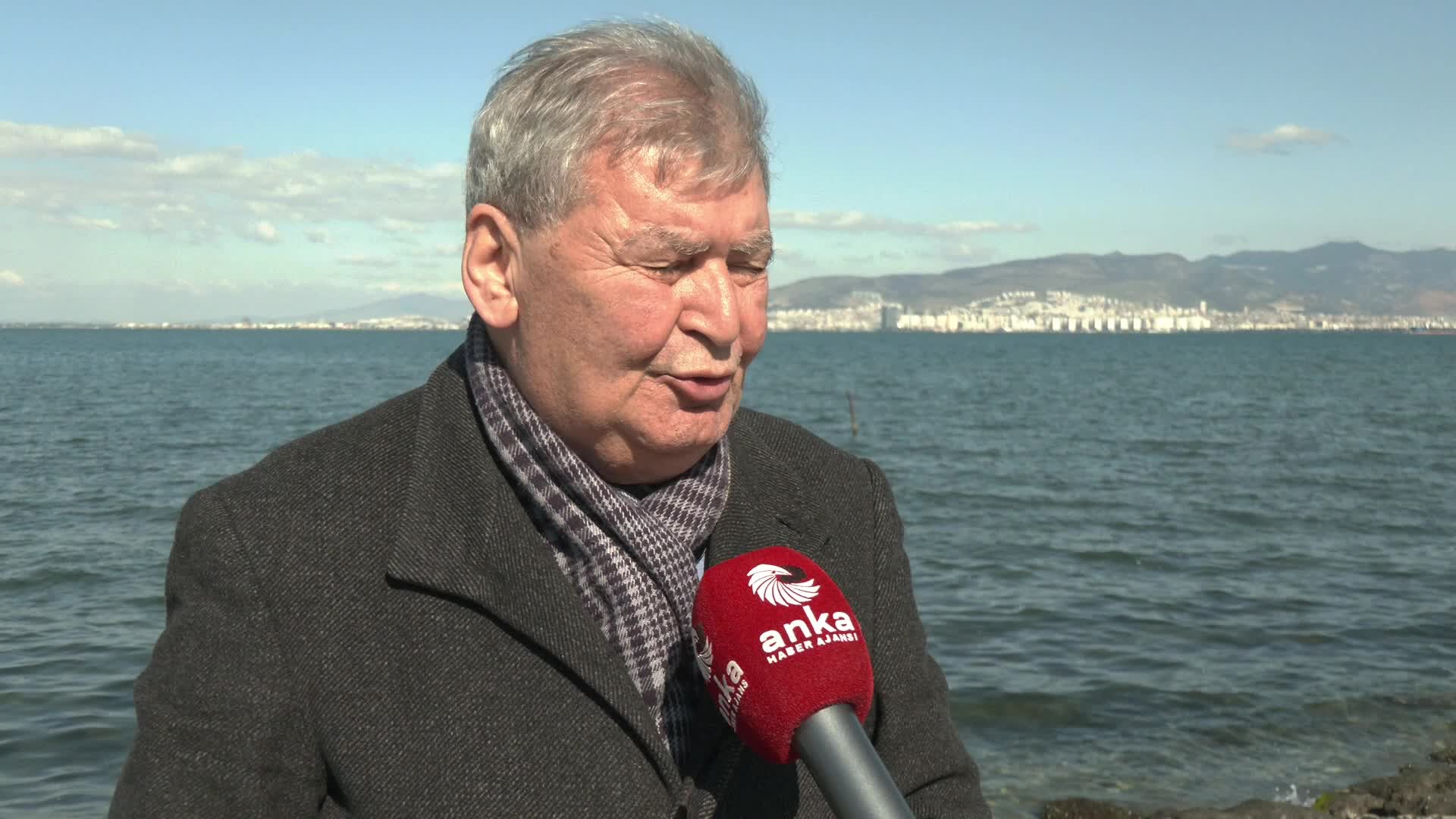Seferihisar’da da deniz 200 metreye kadar çekildi… Prof. Dr. Yaşar: "Deniz çekilmesi depremle değil, poyrazla ilgili"