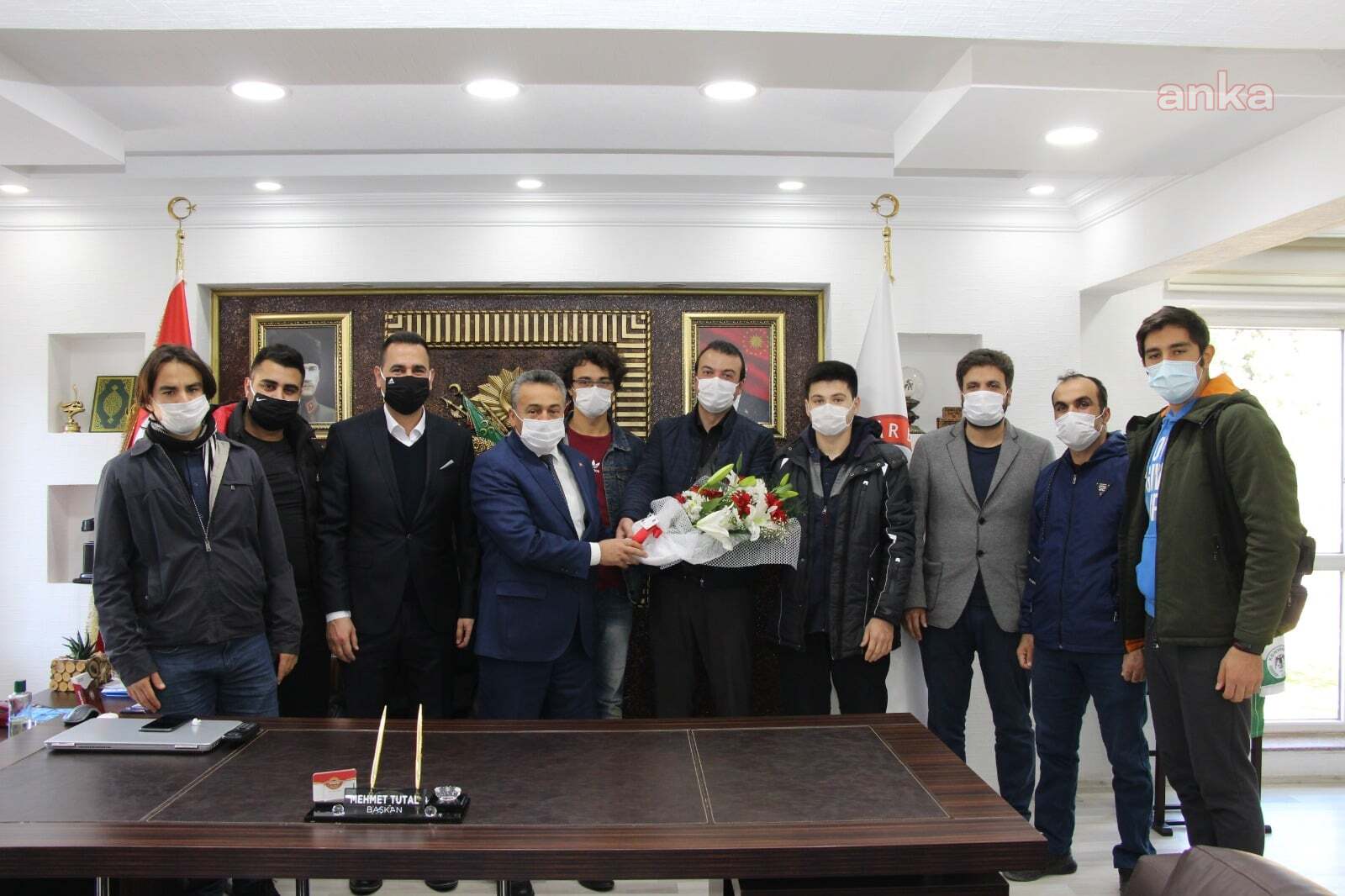 ÖĞRENCİLER BELEDİYE BAŞKANI TUTAL’IN ÖĞRETMENLER GÜNÜNÜ KUTLADI