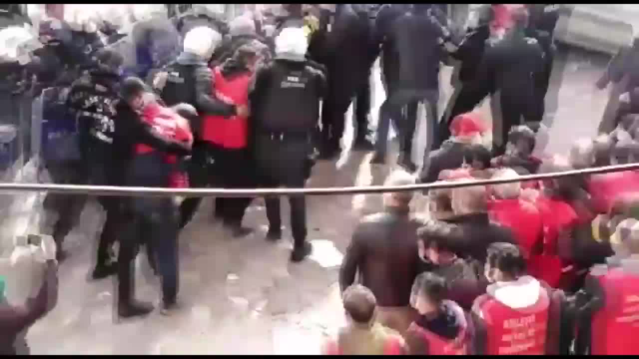 'ÖYLE Mİ ALAY KOMUTANI?' DİYEN SENDİKACI BU KEZ GEBZE'DE, METAL İŞÇİLERİNİN YÜRÜYÜŞÜNDE GÖZALTINA ALINDI