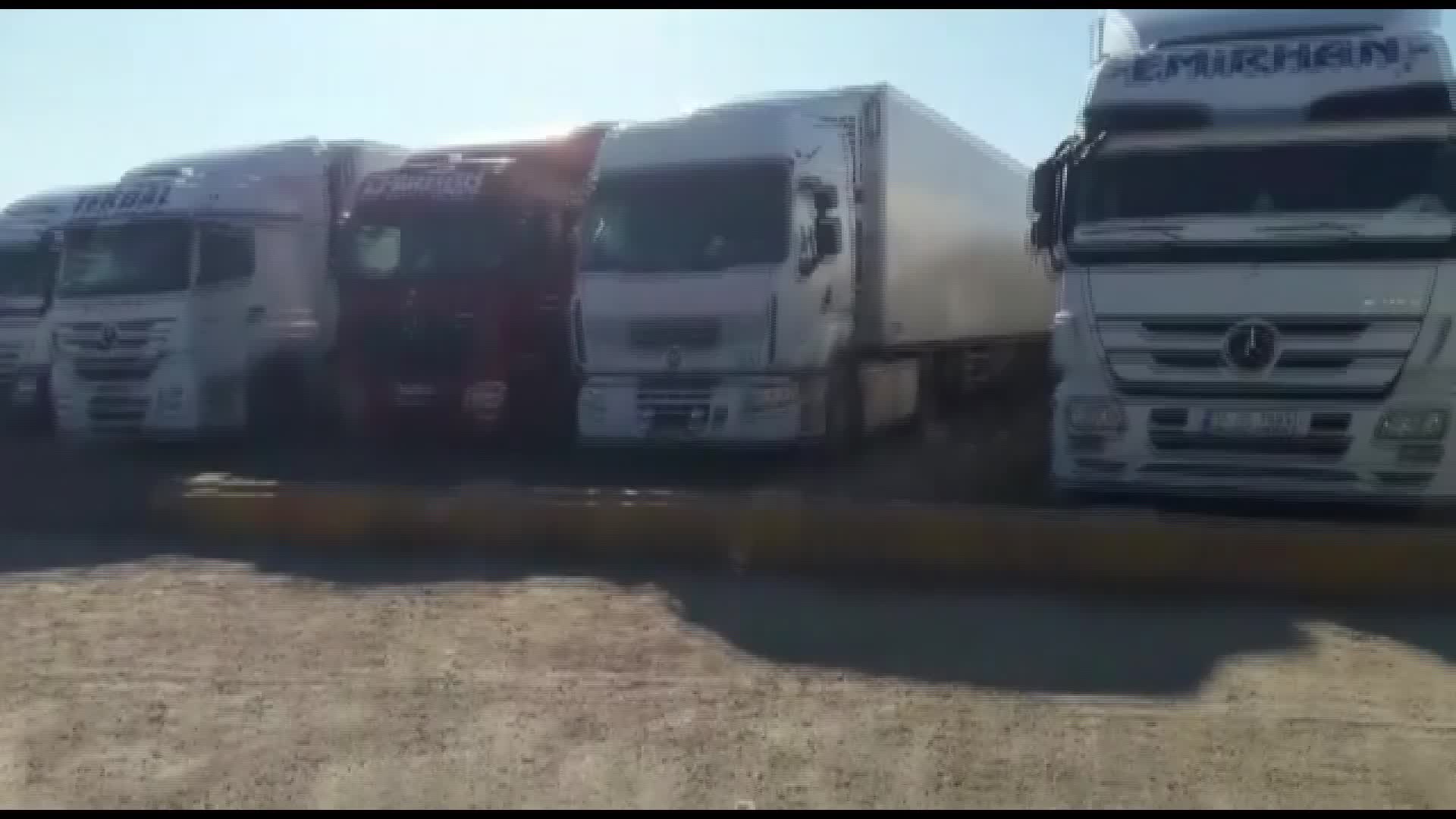 TIR ŞOFÖRLERİ İSYAN ETTİ: AÇIK CEZAEVİNDEYİZ, ERZAKIMIZ BİTTİ, YETKİLİLER BURAYI GÖRÜN