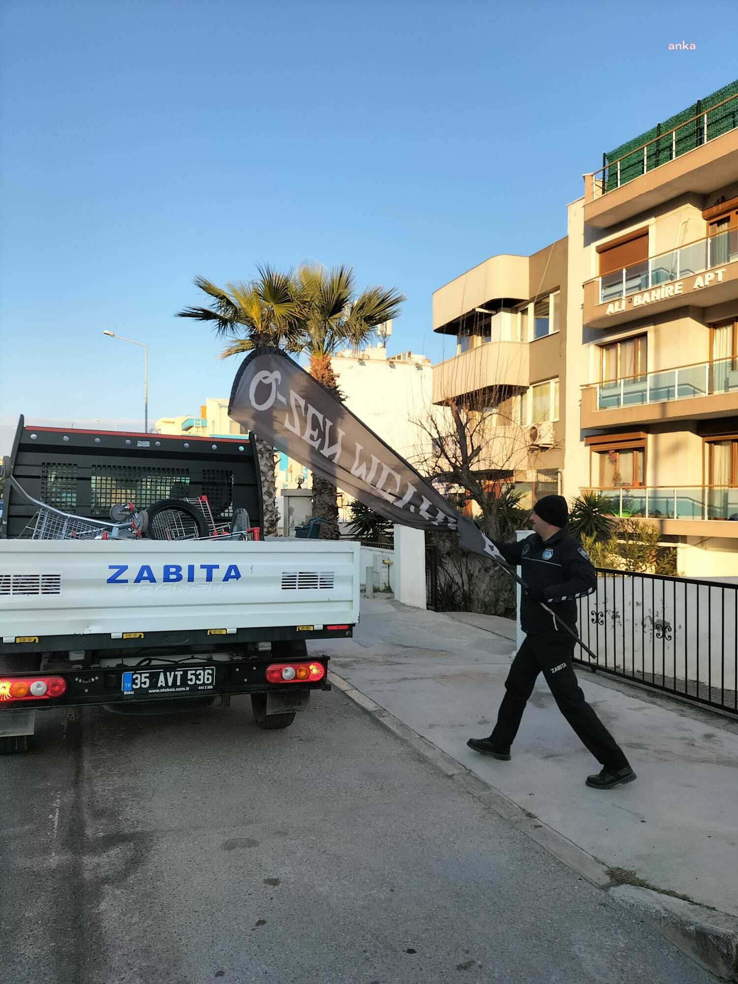 Güzelbahçe Belediyesi Zabıta Ekipleri kaldırım işgaline geçit vermiyor
