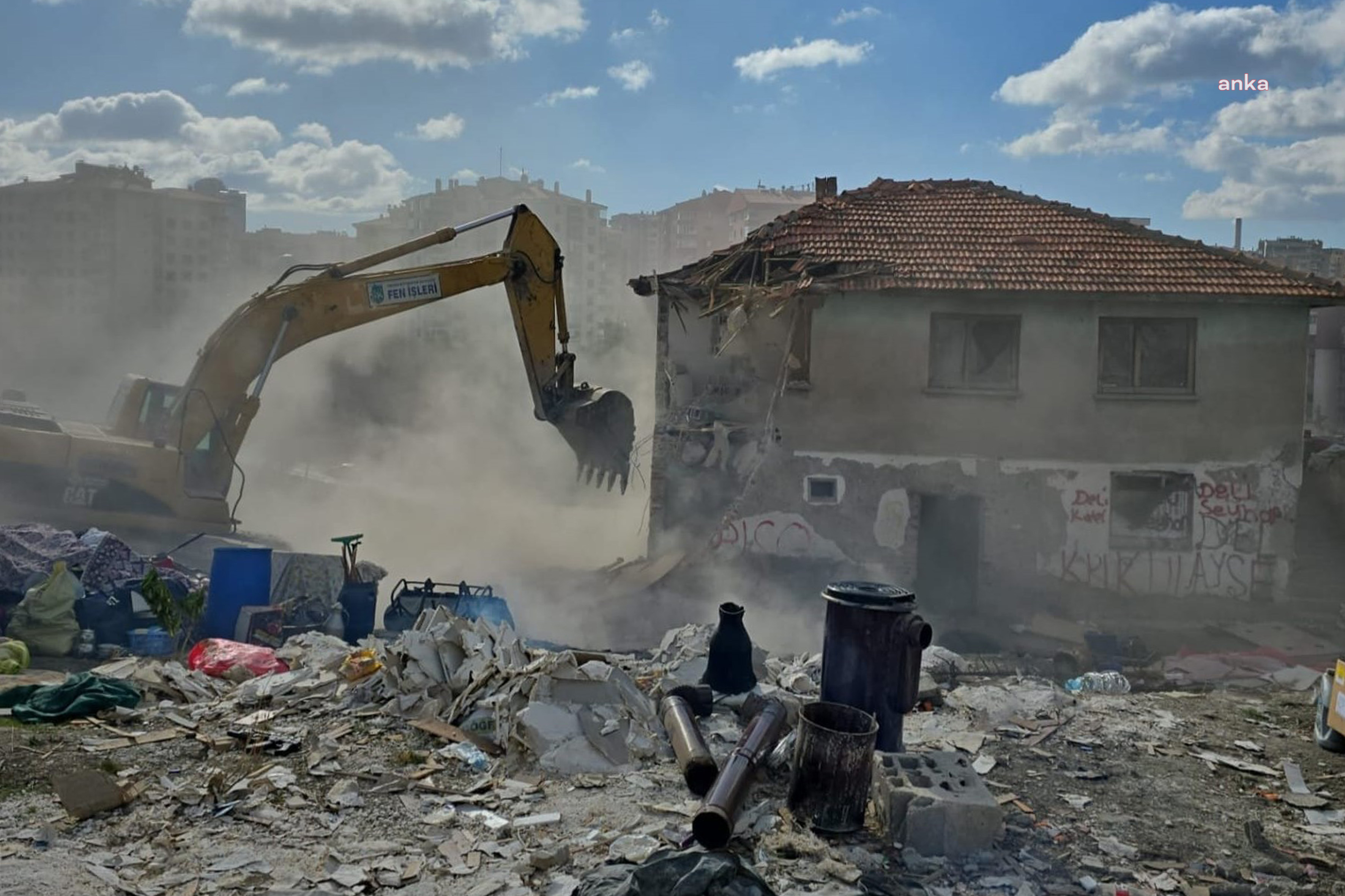 Çankaya Belediyesi, metruk binaları yıkıyor