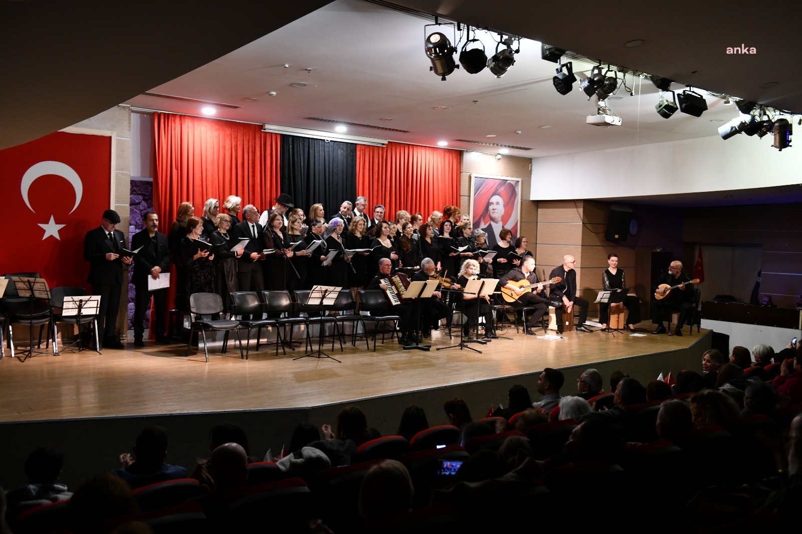 Çiğli’de Rebetiko Korosu sahne aldı