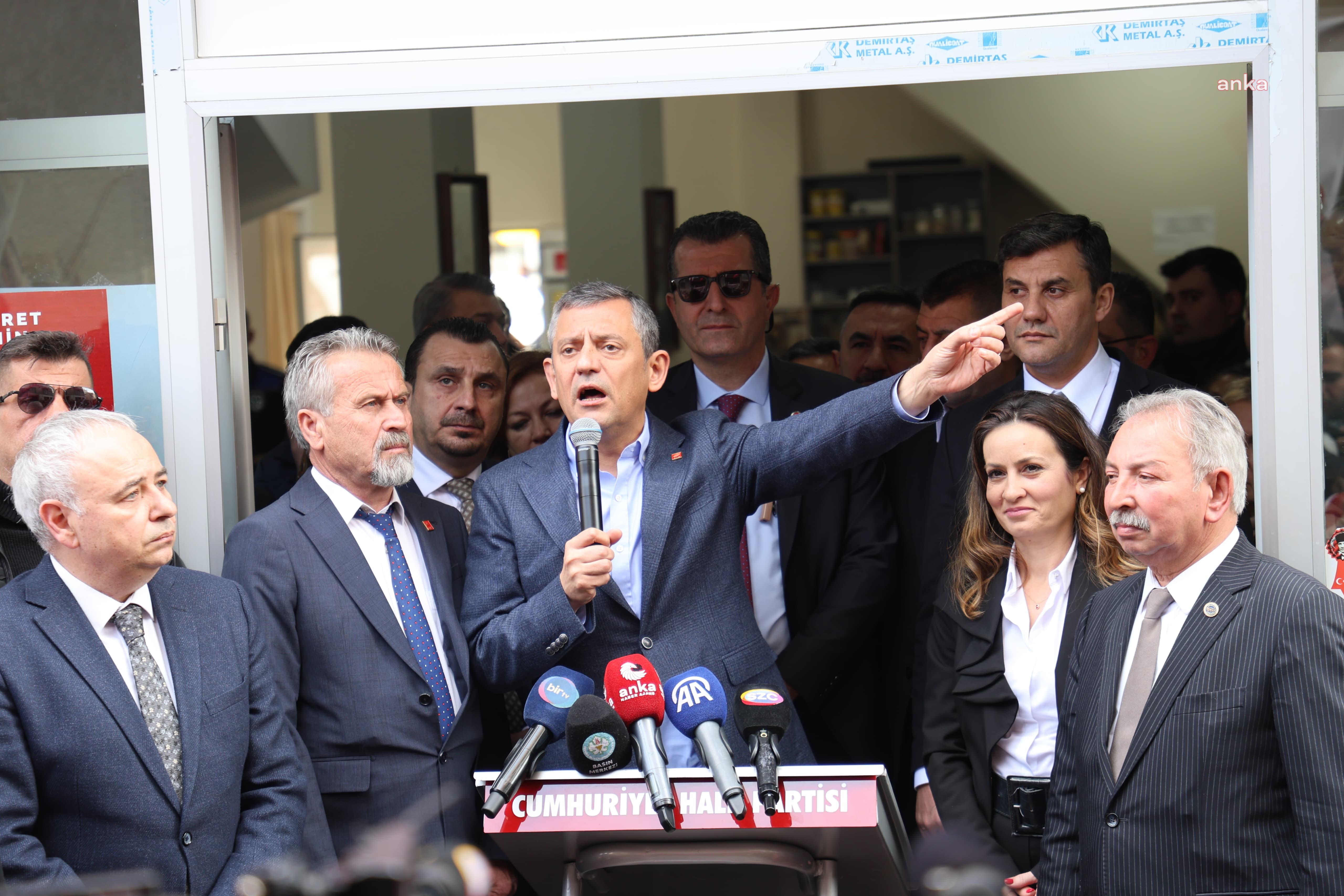 Almanya'da hu¨ku¨meti kurmak için merkez sagˆ ve merkez sol partilerin koalisyon yapacağı öngörülüyor
