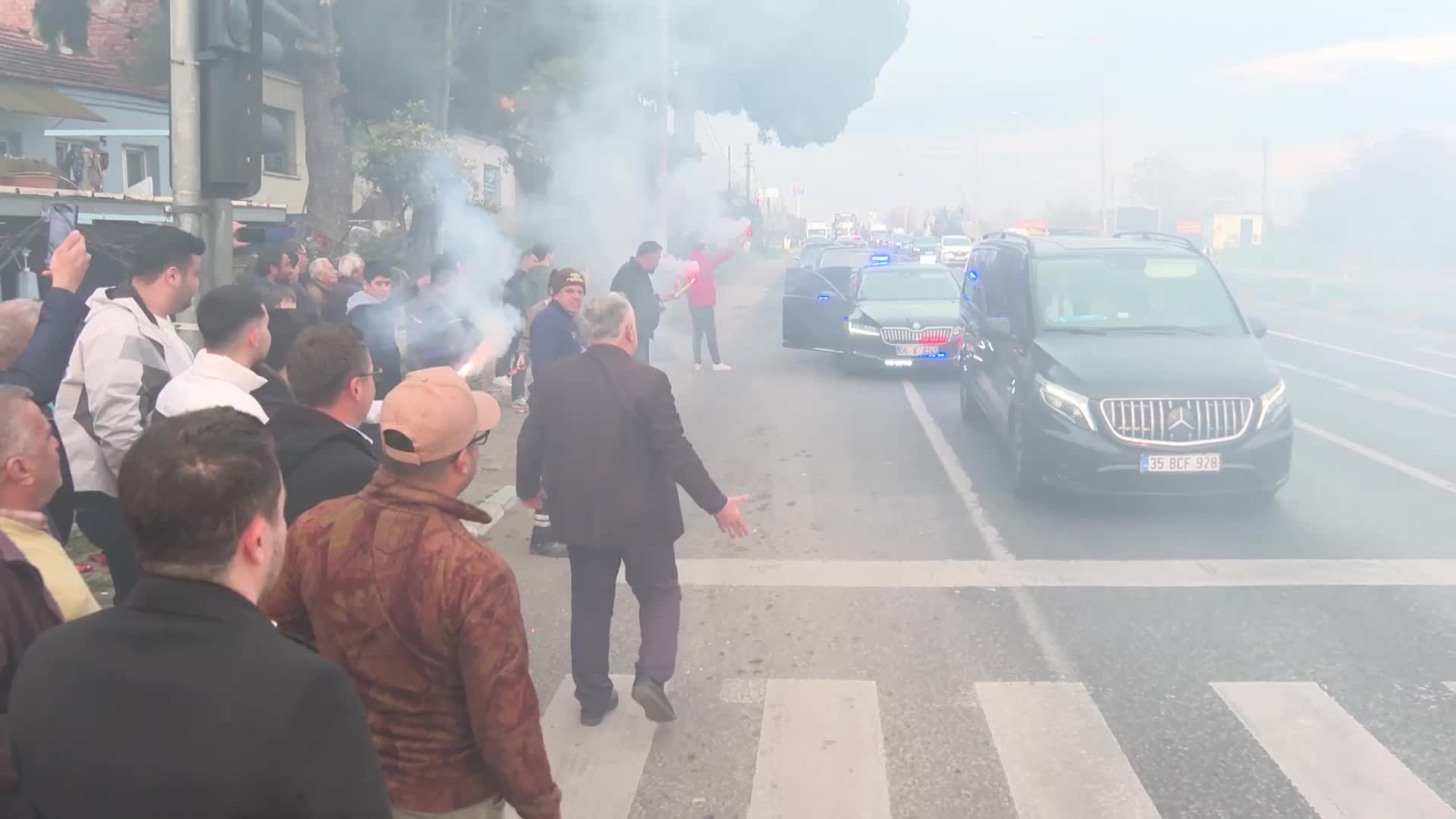 CHP Lideri Özel, Ankara-İzmir yolunda "Manisa'nın gururu, Türkiye'nin umudu" sözleriyle karşılandı