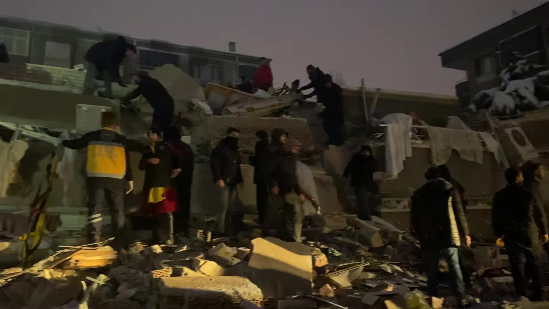 Depremde 16 kişiye mezar olan Hayat Sitesi ikinci bilirkişi raporu: "Yıkılma nedeni, kaçak kat, izinsiz tadilat, dayanıksız malzeme, deprem yönetmeliklerine aykırılık"