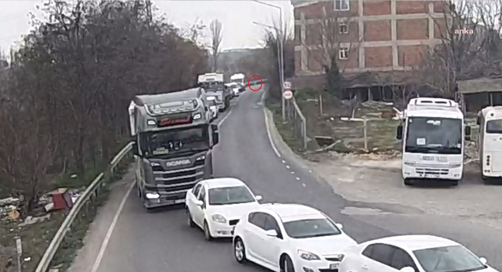 Lüleburgaz Belediyesi'nden yol kenarına çöp atan TIR sürücüsüne 450 TL para cezası