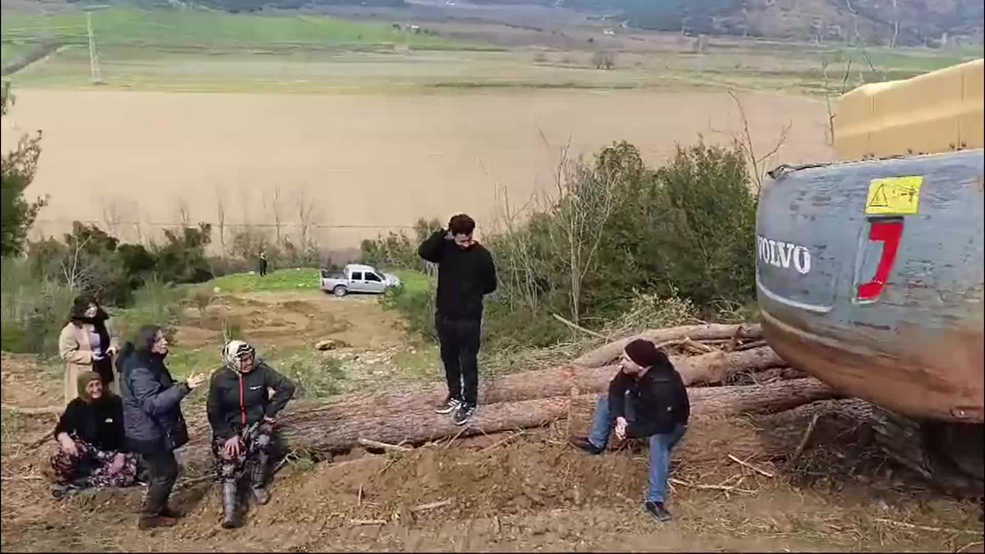 Çayırlılar protesto için meydana gitti, iş makineleri çalışmaya başladı