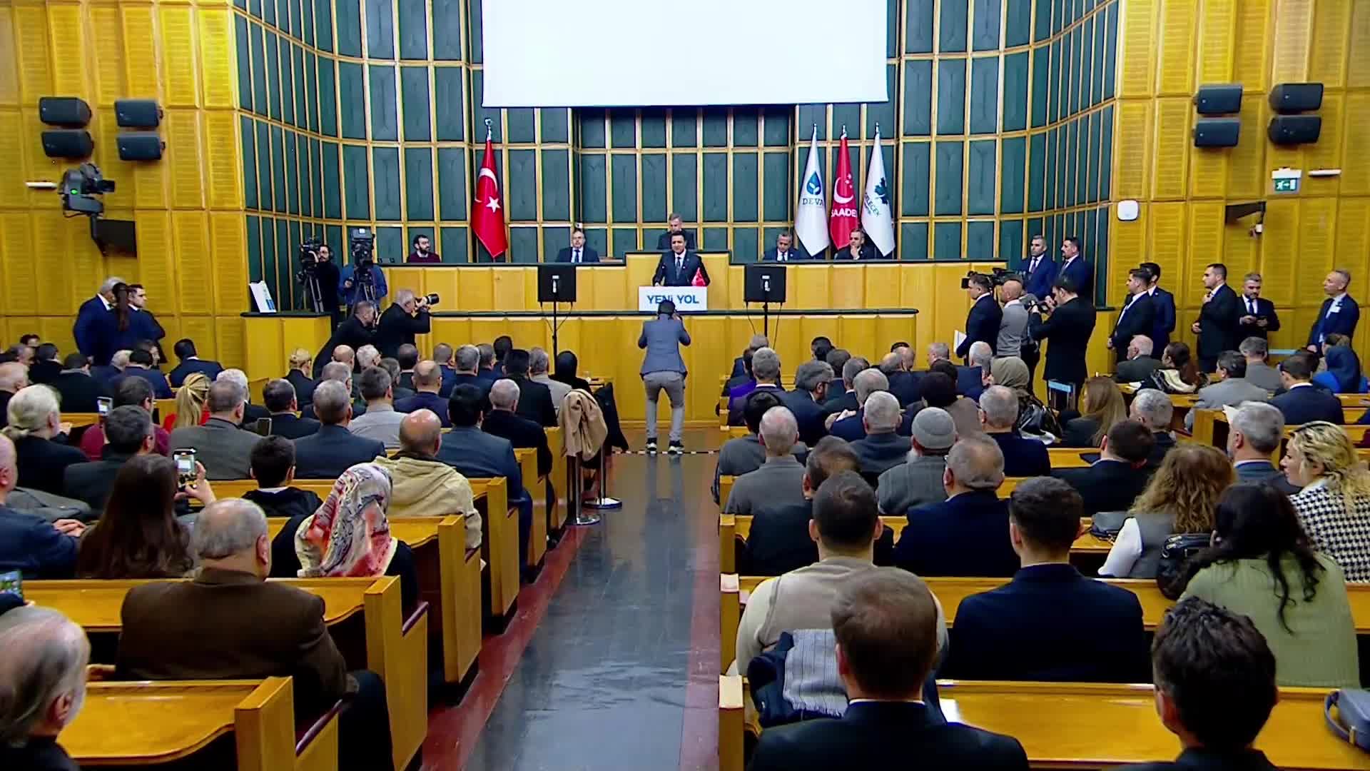 Yeni Yol grup toplantısı... Mahmut Arıkan: "Bu ülkede erken seçim olmalıdır çünkü mevcut yönetim halkın sorunlarını çözemiyor"